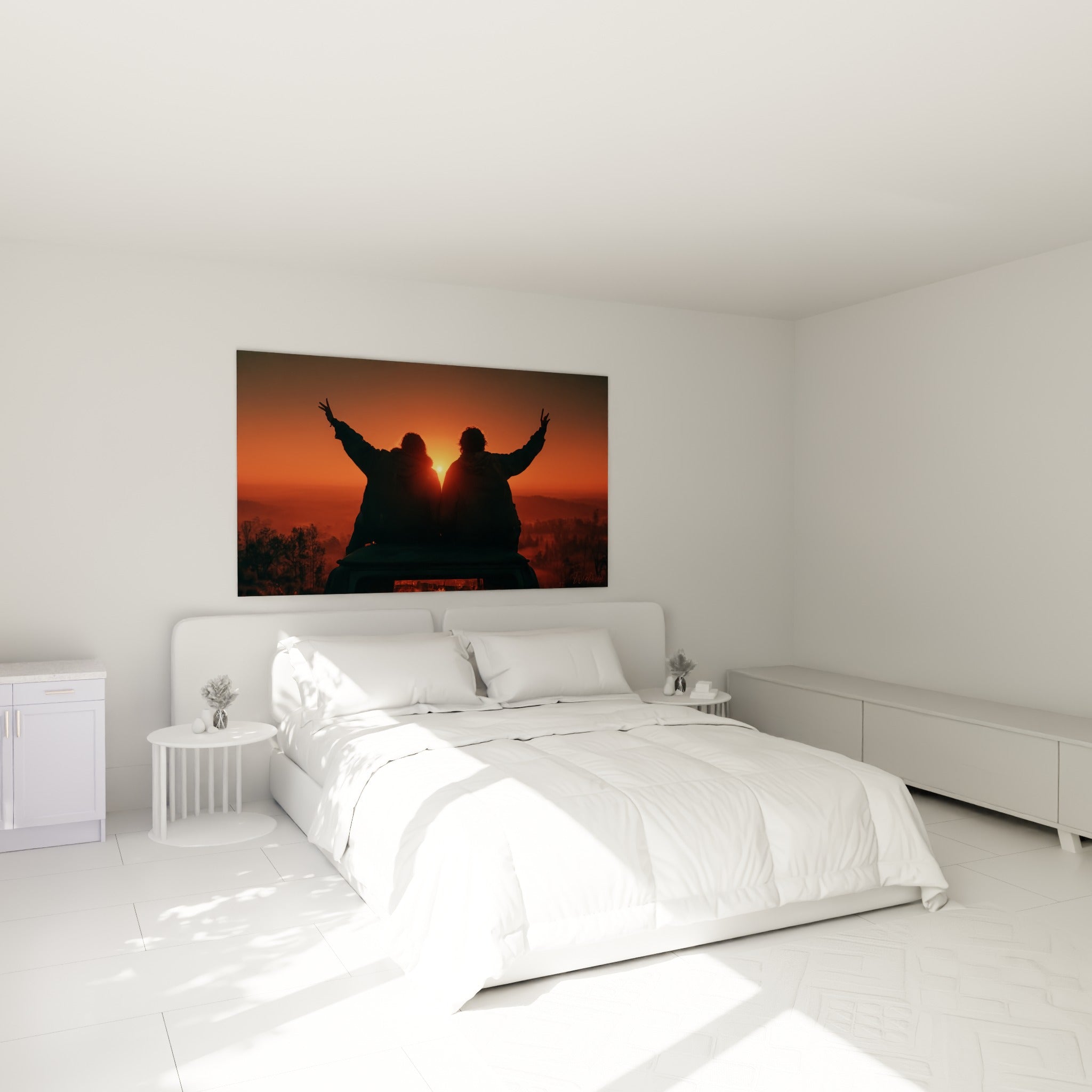 Deux voyageurs en silhouette noire fêtent un coucher de soleil orange, au-dessus d'un lit dans une chambre claire