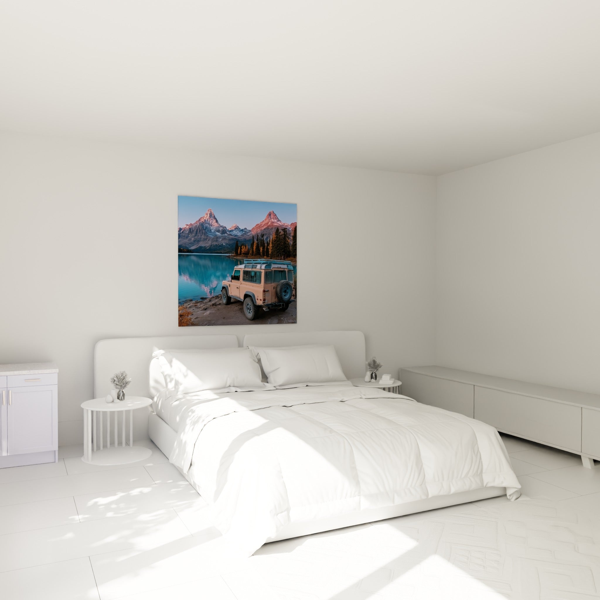 Véhicule tout-terrain rose pâle et lac turquoise accrochés au-dessus d'un lit dans une chambre claire