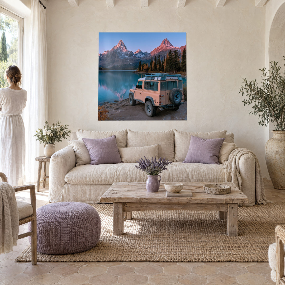 Schilderij 4x4 lichtroze aan de oever van een turquoise meer, roze toppen bij zonsopgang, boven een bank in een lichte woonkamer