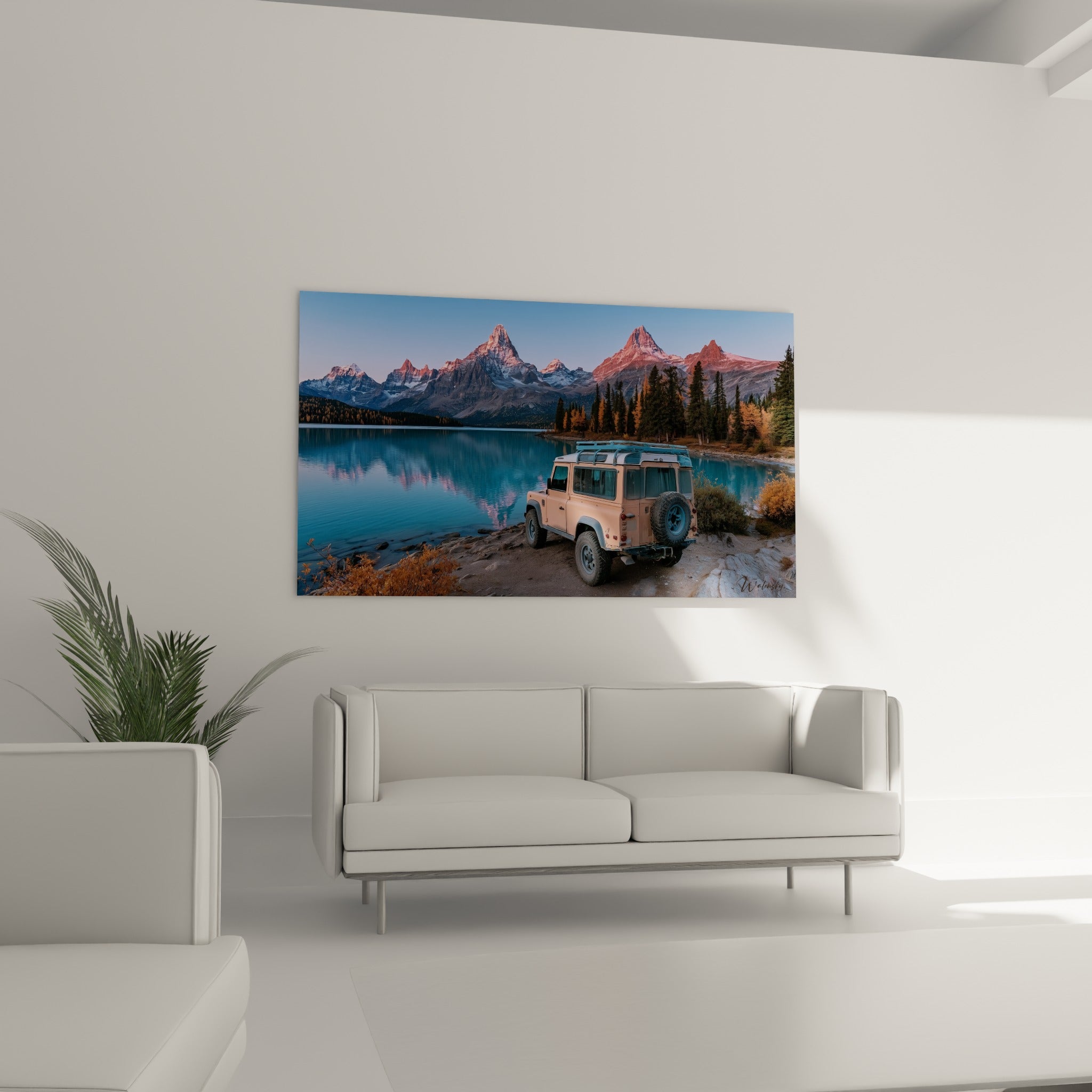 Silhouette du 4x4 devant les montagnes roses et le lac turquoise, au-dessus d'un canapé dans un salon lumineux
