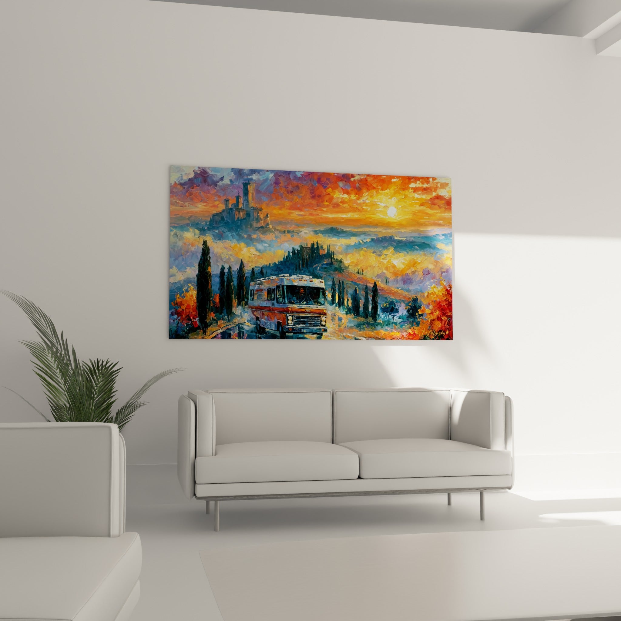 Route toscane baignée de lumière orange, village fortifié en arrière-plan, au-dessus d'un canapé dans un salon lumineux