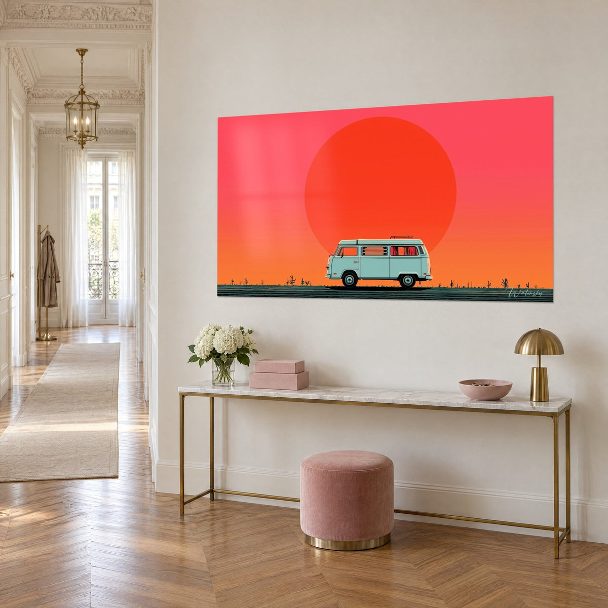 Tableau camping-car vintage turquoise posé sous un disque écarlate, ciel rose et orange, accroché au-dessus d'une console dorée