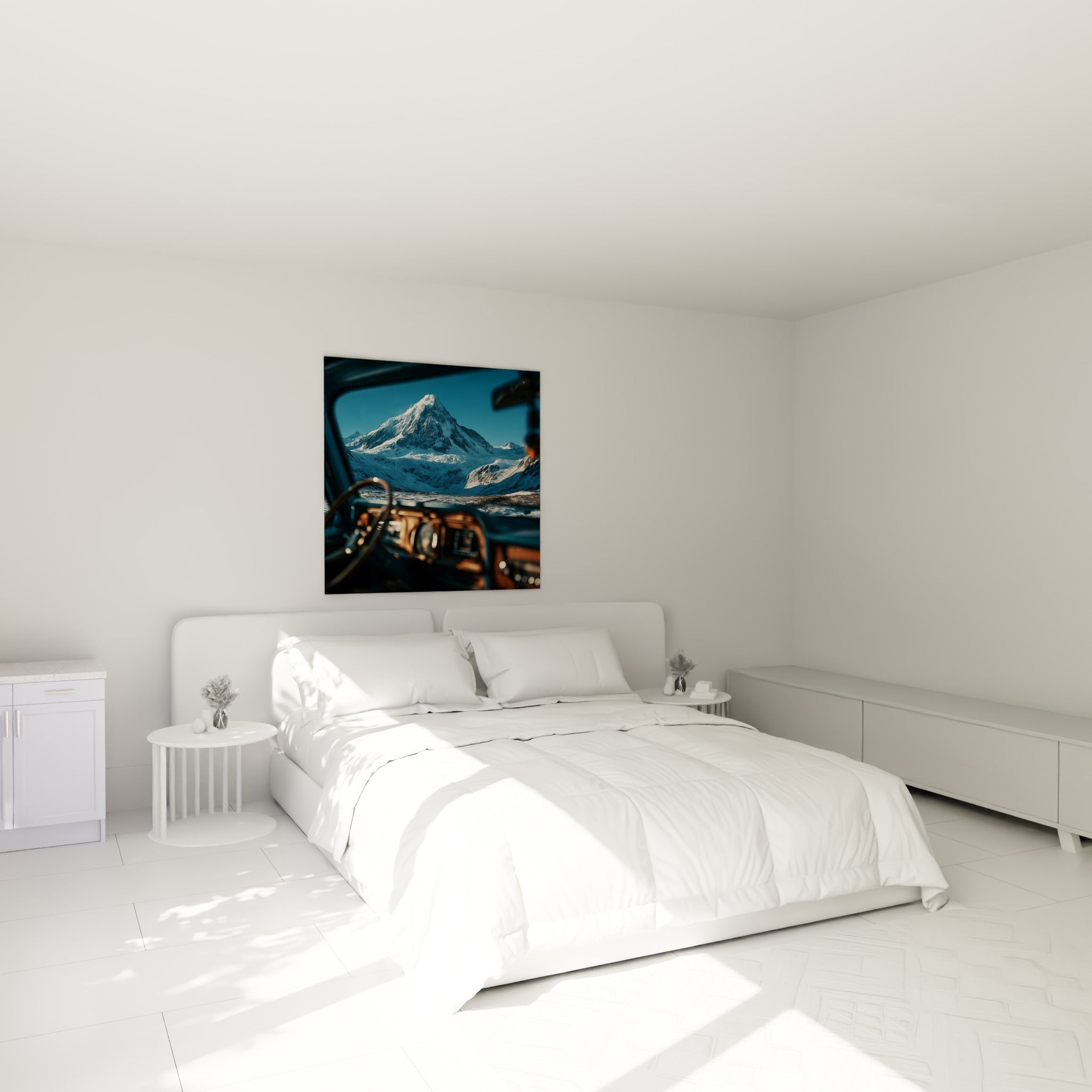 Sommet glacé bleu marine encadré par un pare-brise ocre, au-dessus d'un lit dans une chambre claire