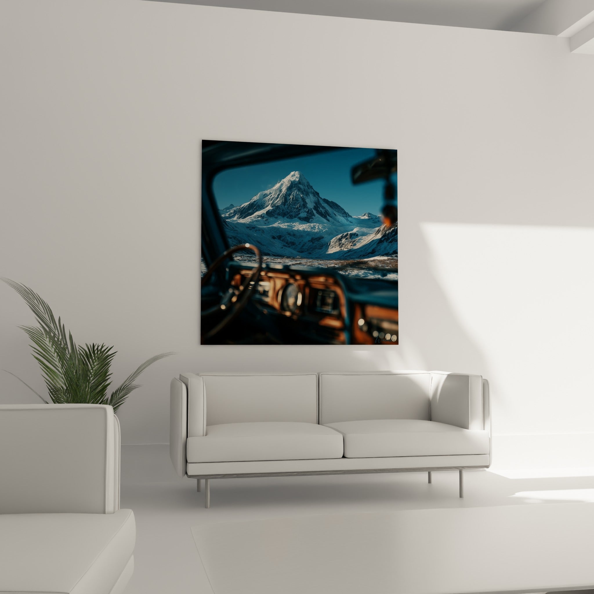 Volant patiné brun et paysage glaciaire bleu profond, au-dessus d'un canapé dans un salon lumineux