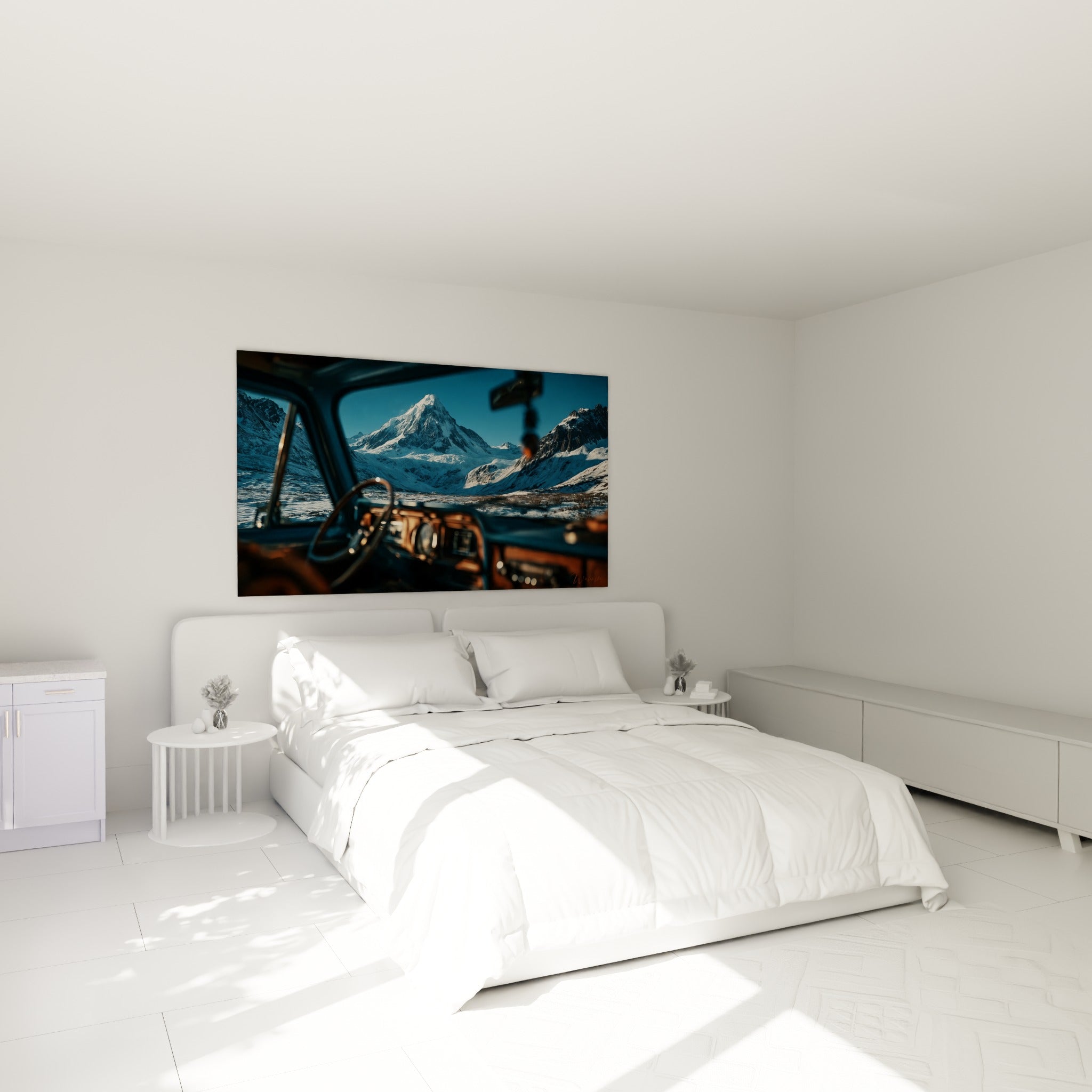 Volant vintage et pic enneigé bleu glacé au-dessus d'un lit dans une chambre claire