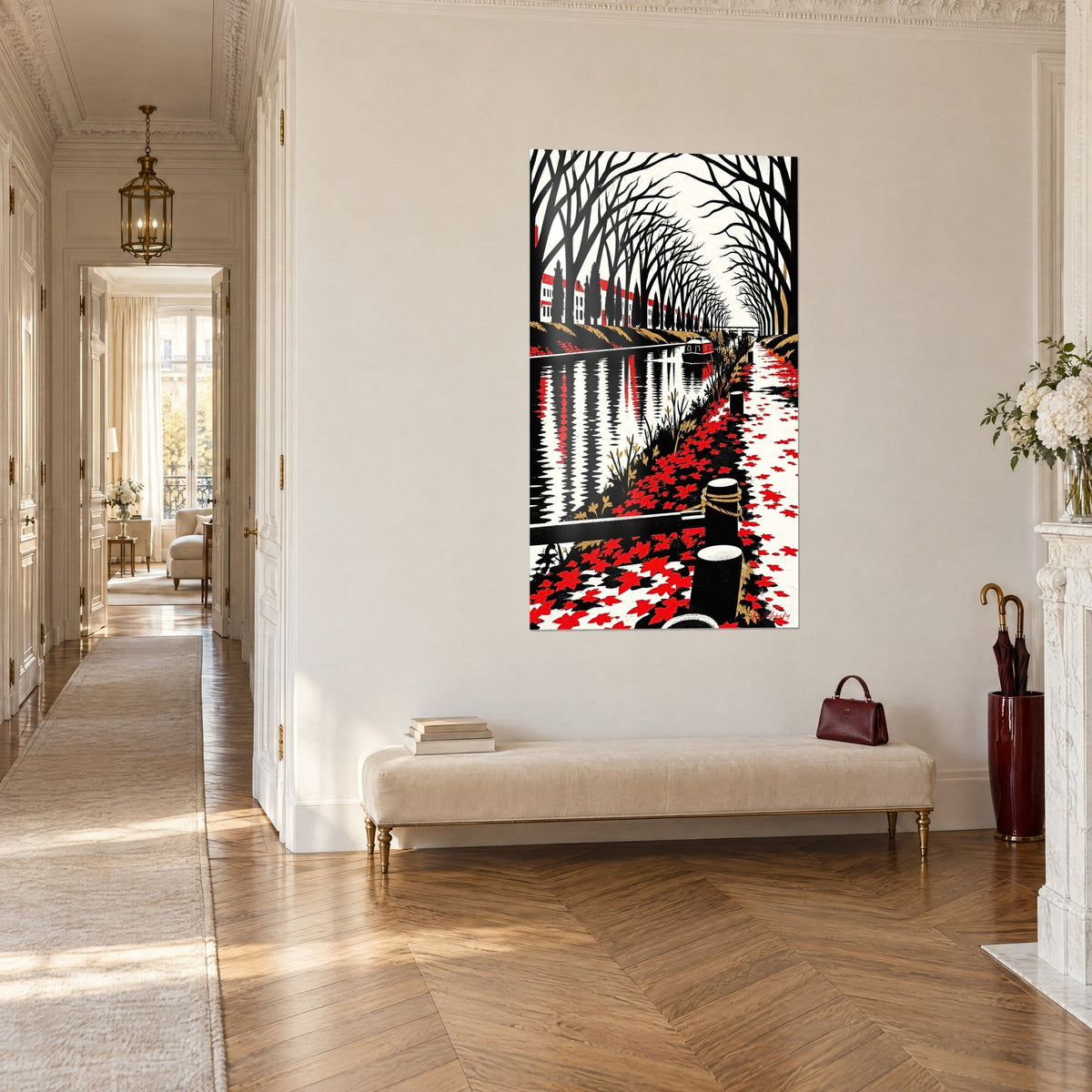 Quadro viale di alberi spogli a volta nera, chiatta rossa e riflessi striati, vista di tre quarti in un corridoio haussmanniano