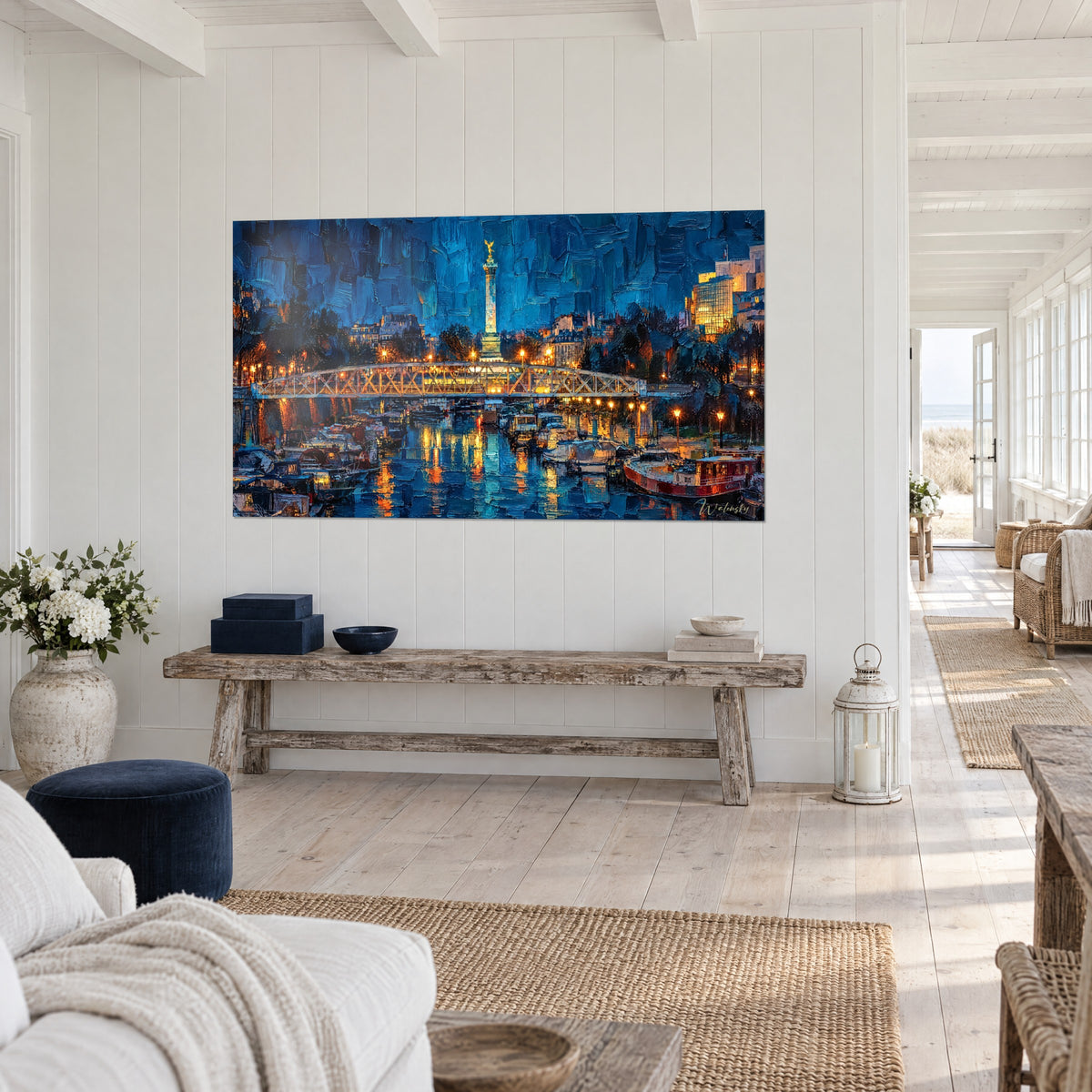 Péniches amarrées sous un pont illuminé, touches dorées et bleu nuit, au-dessus d'un canapé dans un salon lumineux