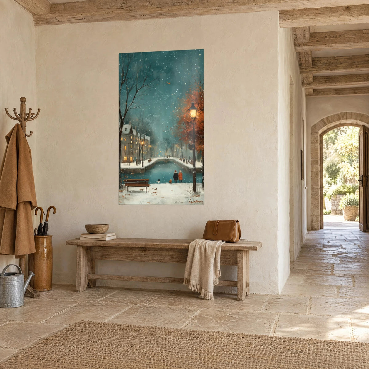 Tableau réverbère ambré et érable roux au bord d'un bassin turquoise enneigé, en vue de trois-quarts dans un couloir en pierre