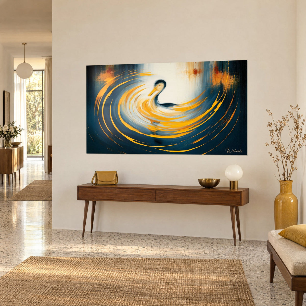 Tableau oiseau aquatique doré nageant au cœur de cercles tourbillonnants bleu nuit et ocre, sur une console en bois, vue de trois-quarts