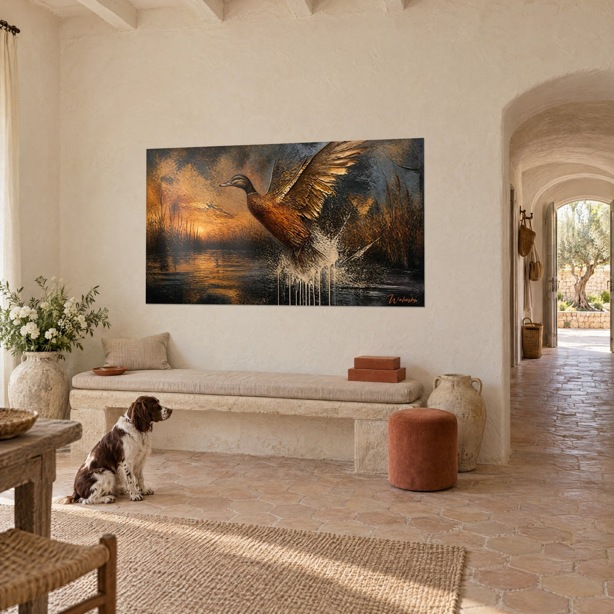 Quadro anatra che si alza dall'acqua, piumaggio bruno rossiccio e ali dorate, schizzi color crema, spaniel seduto davanti a un casale provenzale