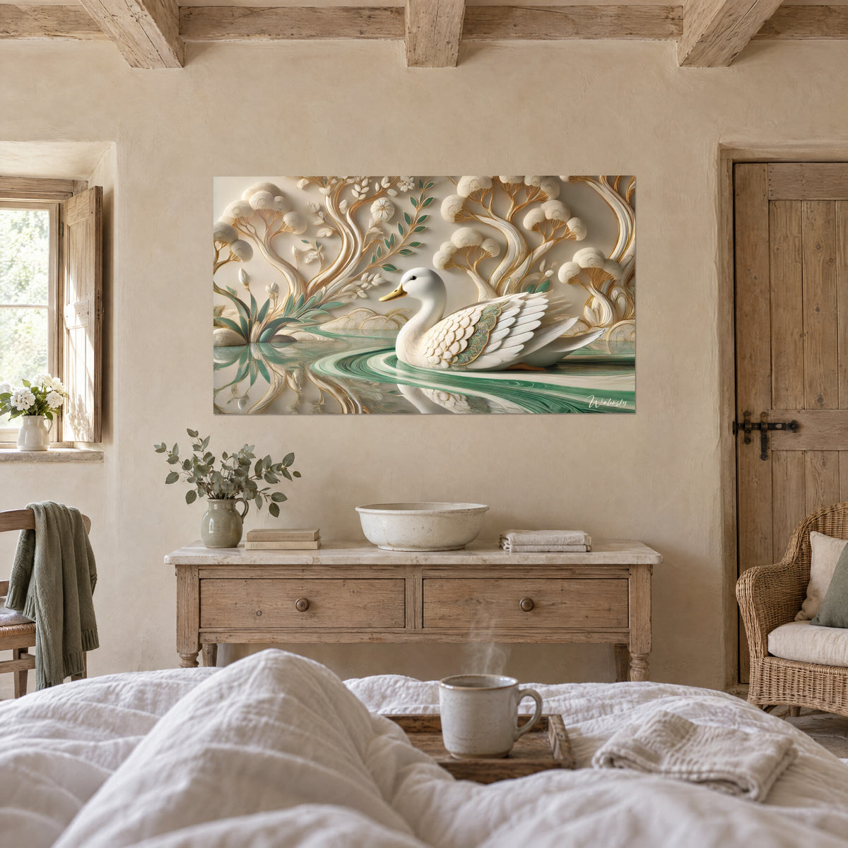 Schilderij crèmekleurige watervogel die over een smaragdgroen lint water zeilt, reliëf van goudkleurig gebladerte, boven een bed in een lichte slaapkamer