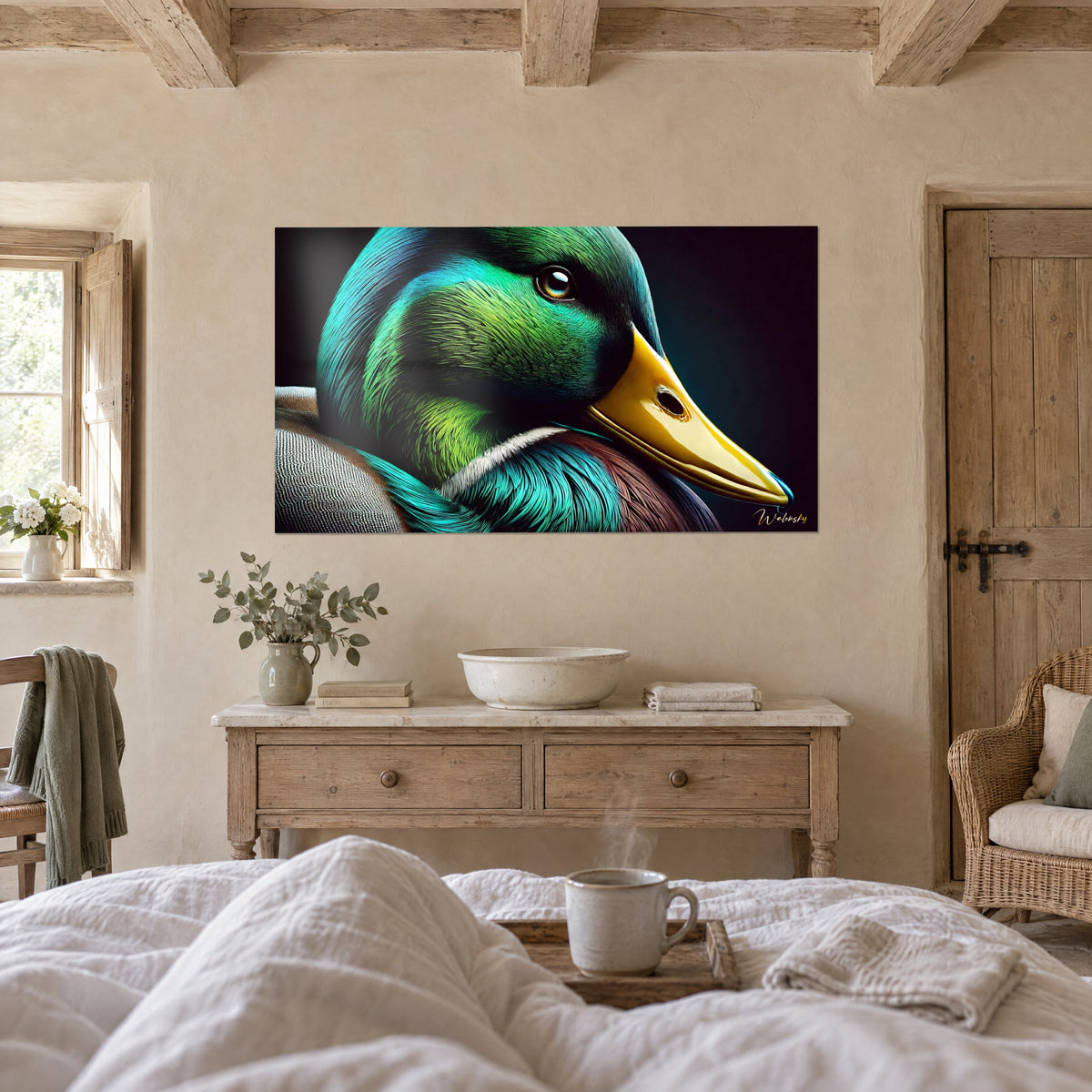 Cuadro retrato de un ánade real, plumaje verde césped y azul petróleo, pico amarillo barnizado, encima de una cama en un dormitorio luminoso