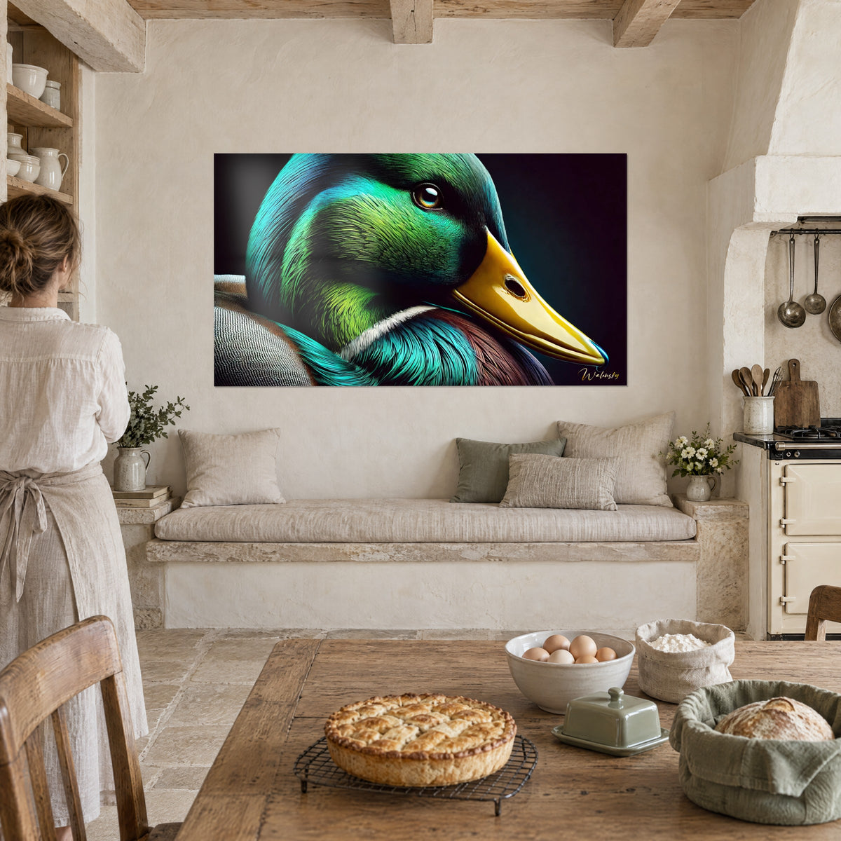 Cuadro de un pato con reflejos cobrizos y turquesa, ojo dorado, frente a una cocina rústica de piedra beige