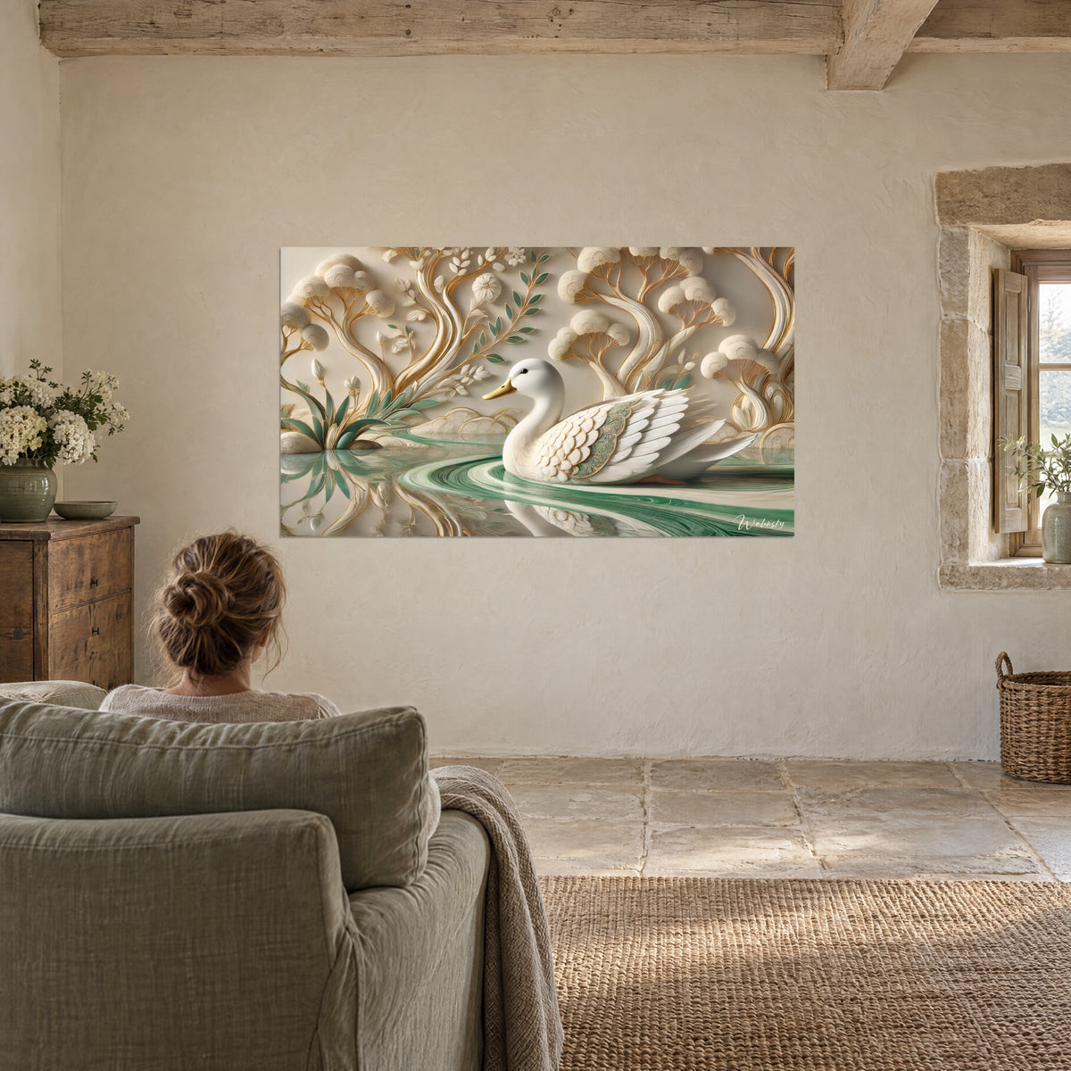 Schilderij parelmoerkleurige eend op zeegroen water, gebeitelde oker- en crèmekleurige bomen, een vrouw met de rug naar de kijker in een grijsgroene fauteuil
