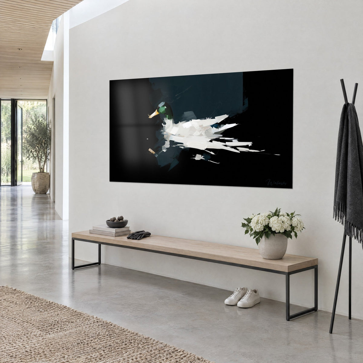 Tableau canard blanc aux coups de pinceau crayeux, col vert profond sur fond noir et bleu nuit, mur clair et banc en bois
