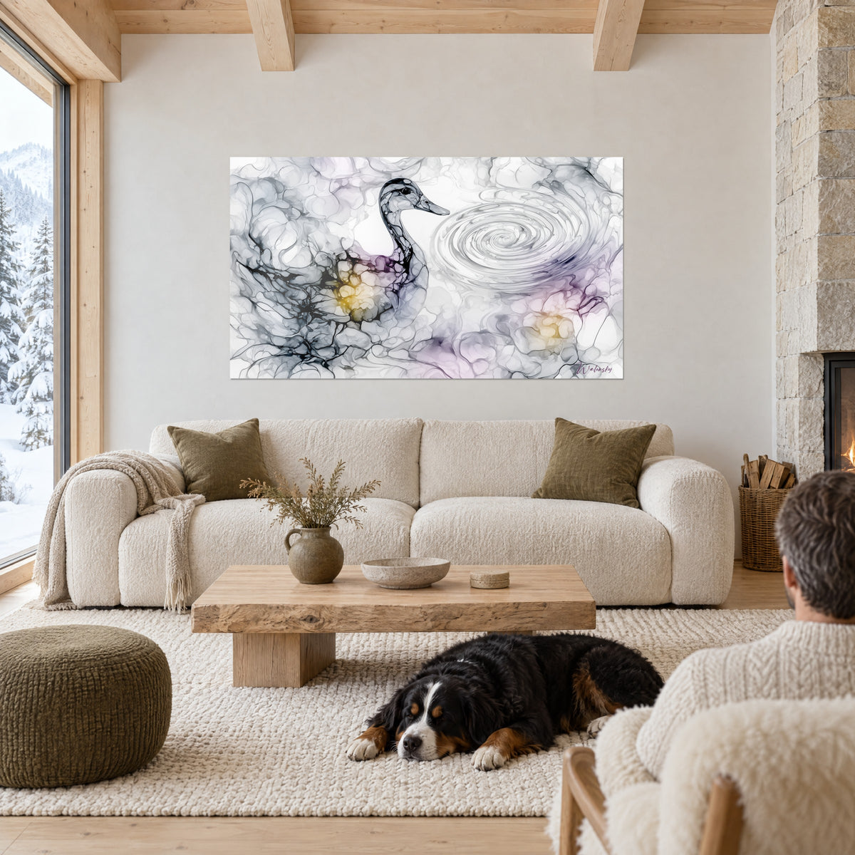 Quadro anatra con contorni in inchiostro nero, grigio e malva, di fronte a un vortice, sopra un divano in un soggiorno luminoso