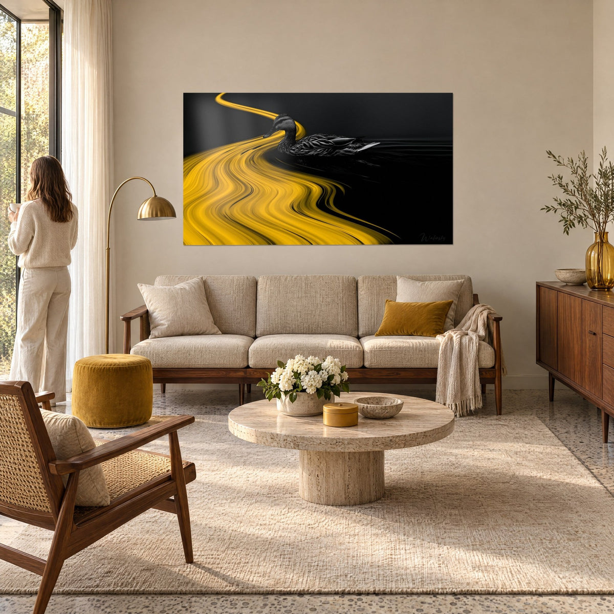 Tableau canard colvert noir glissant sur un ruban jaune ondulé, fond noir profond, au-dessus d'un canapé dans un salon lumineux