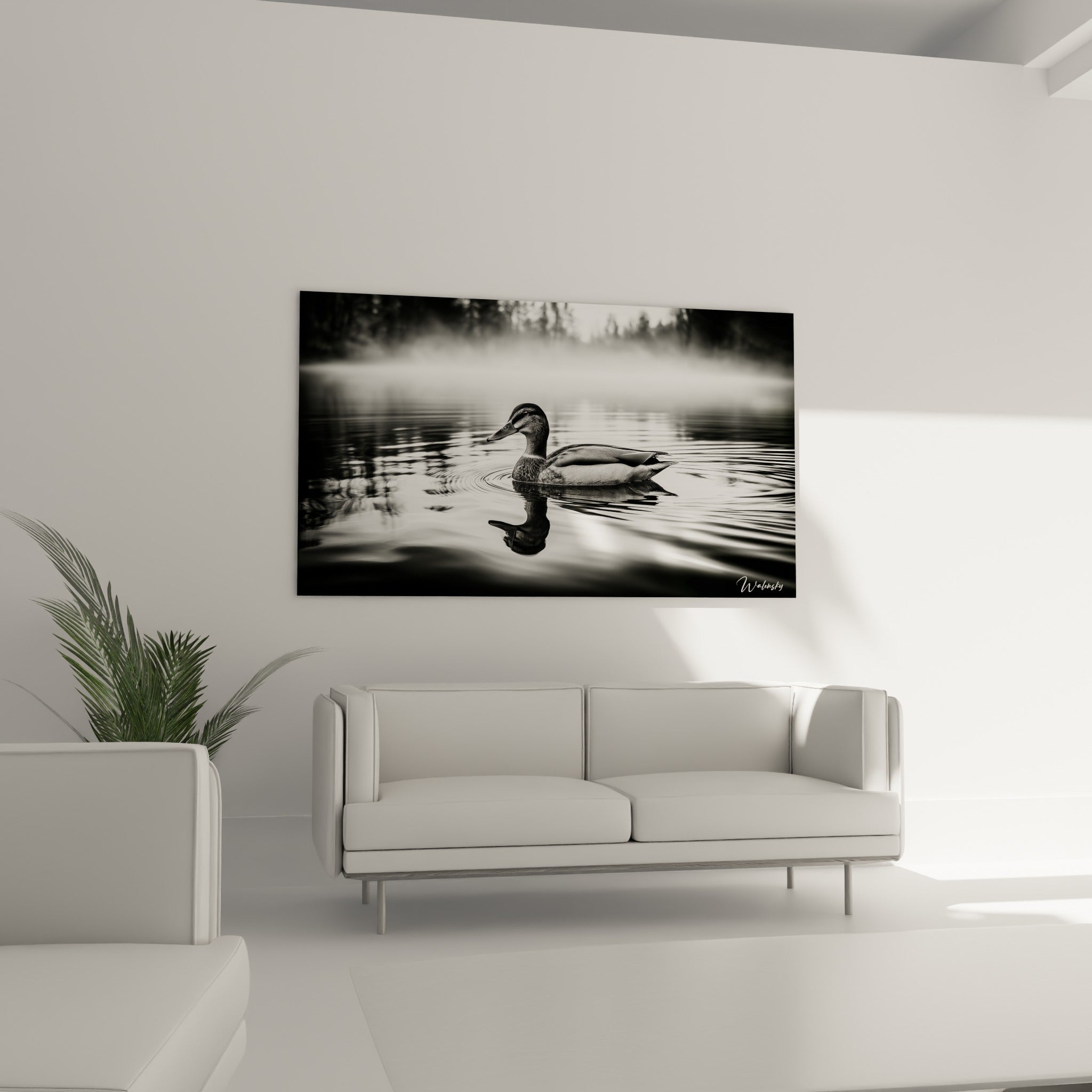 Canard aux plumes grises glissant sur l'eau, tableau placé au-dessus d'un canapé dans un salon lumineux