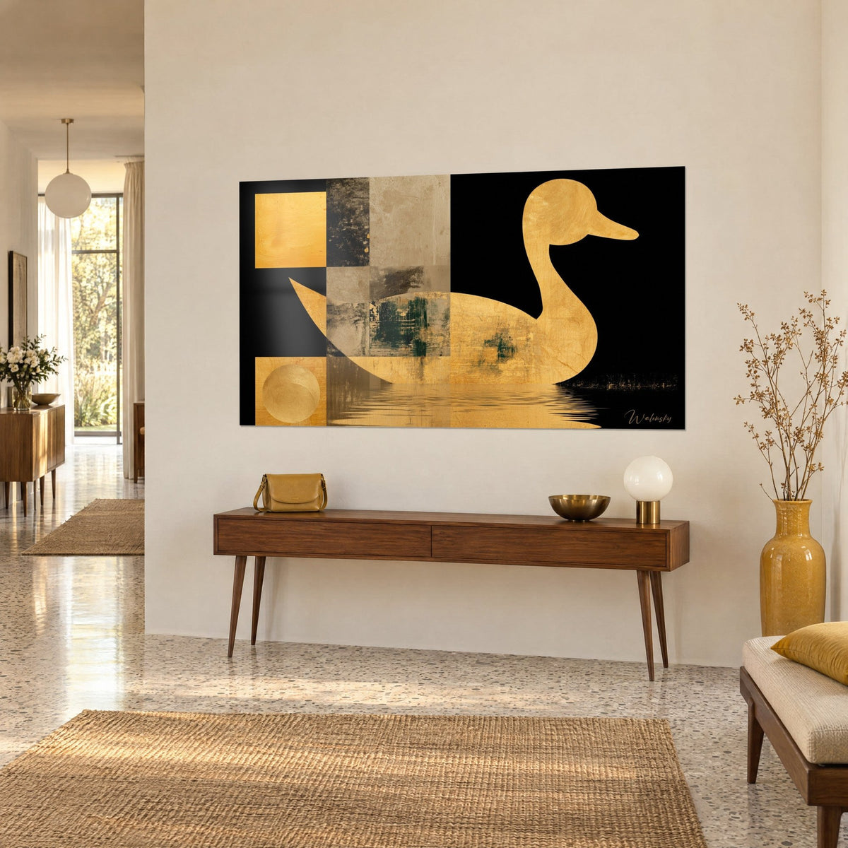 Tableau silhouette de palmipède en feuille d'or sur fond noir, damier ocre et vert sombre, sur un mur crème au-dessus d'une console en bois