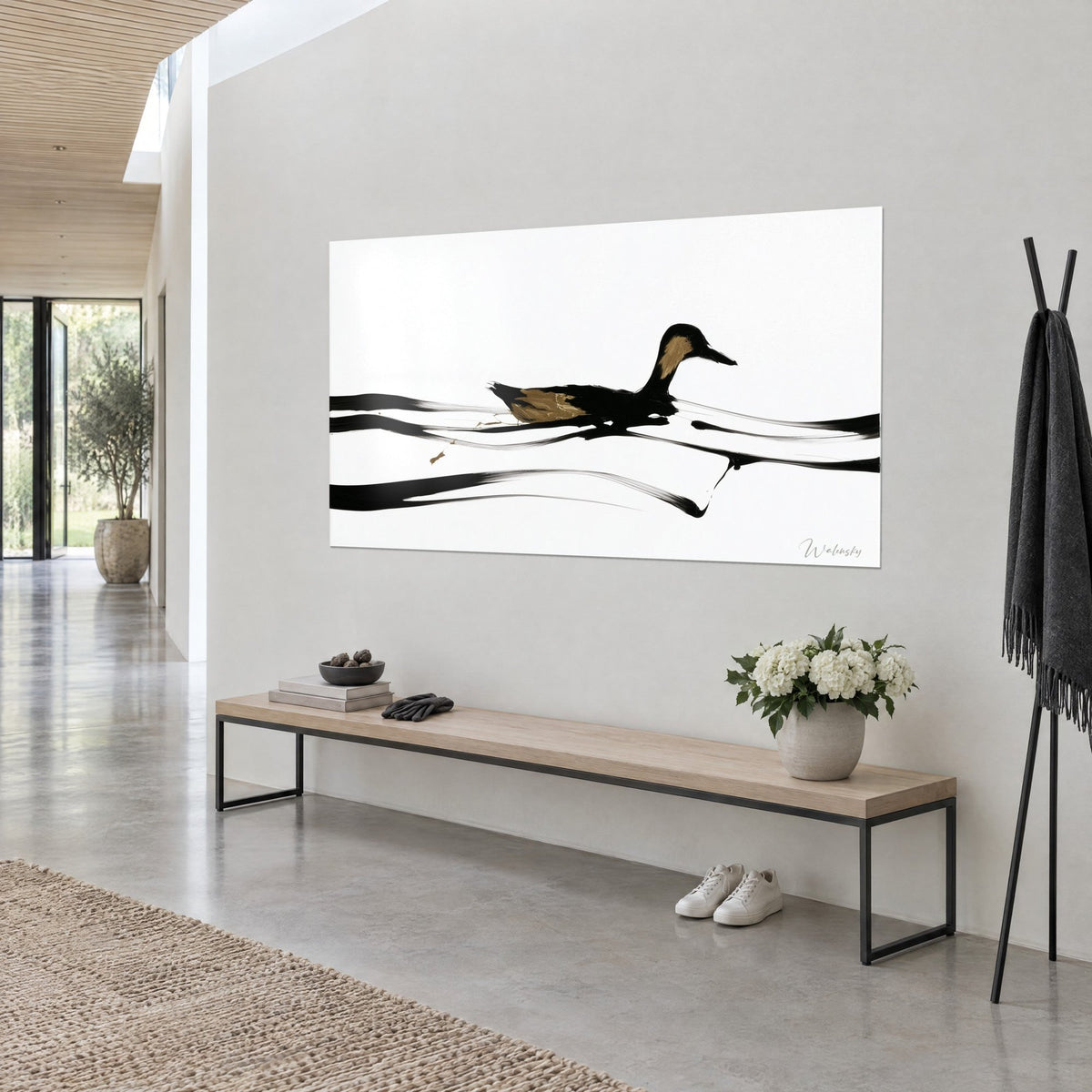 Tableau palmipède d'encre noire aux reflets bronze, bec effilé, rubans de peinture sur blanc, accroché au-dessus d'un banc en bois