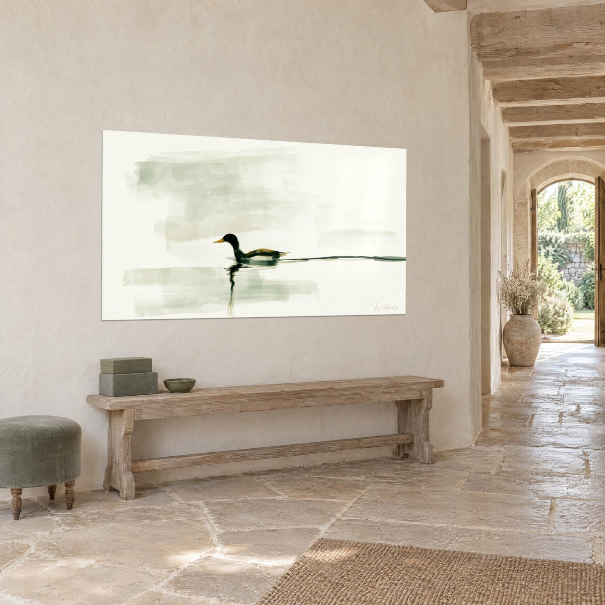 Tableau colvert sombre à reflet vertical, lavis vert sauge sur fond ivoire, vu de trois-quarts dans un couloir en pierre