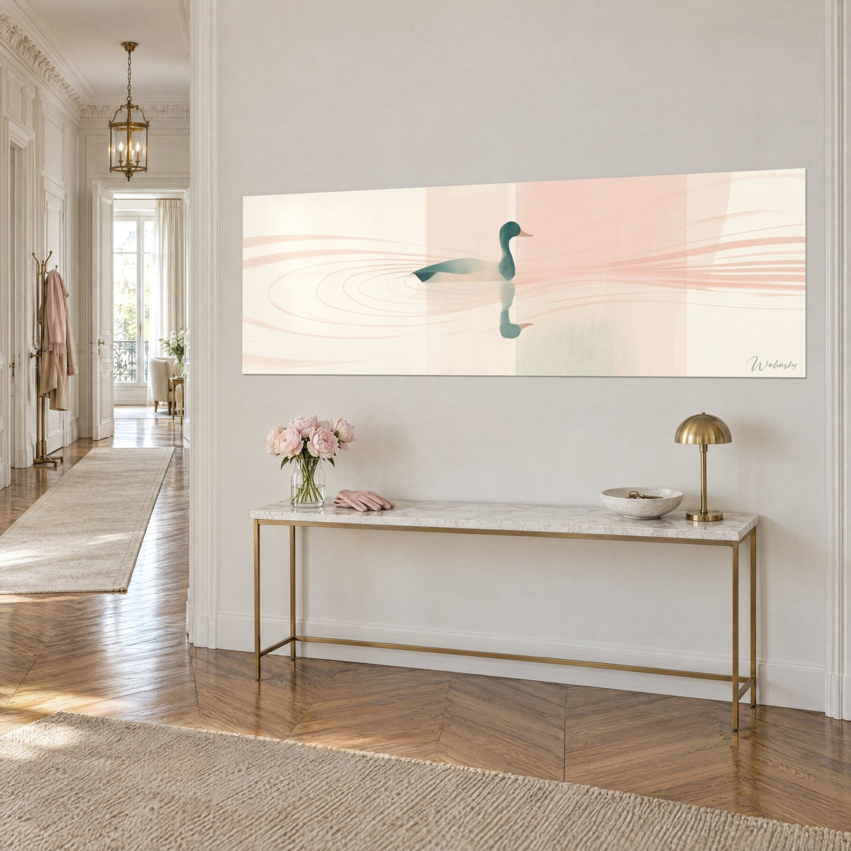 Quadro uccello acquatico verde acqua con becco arancione, cerchi concentrici rosa su fondo crema, su una consolle dorata nell'ingresso in stile haussmanniano