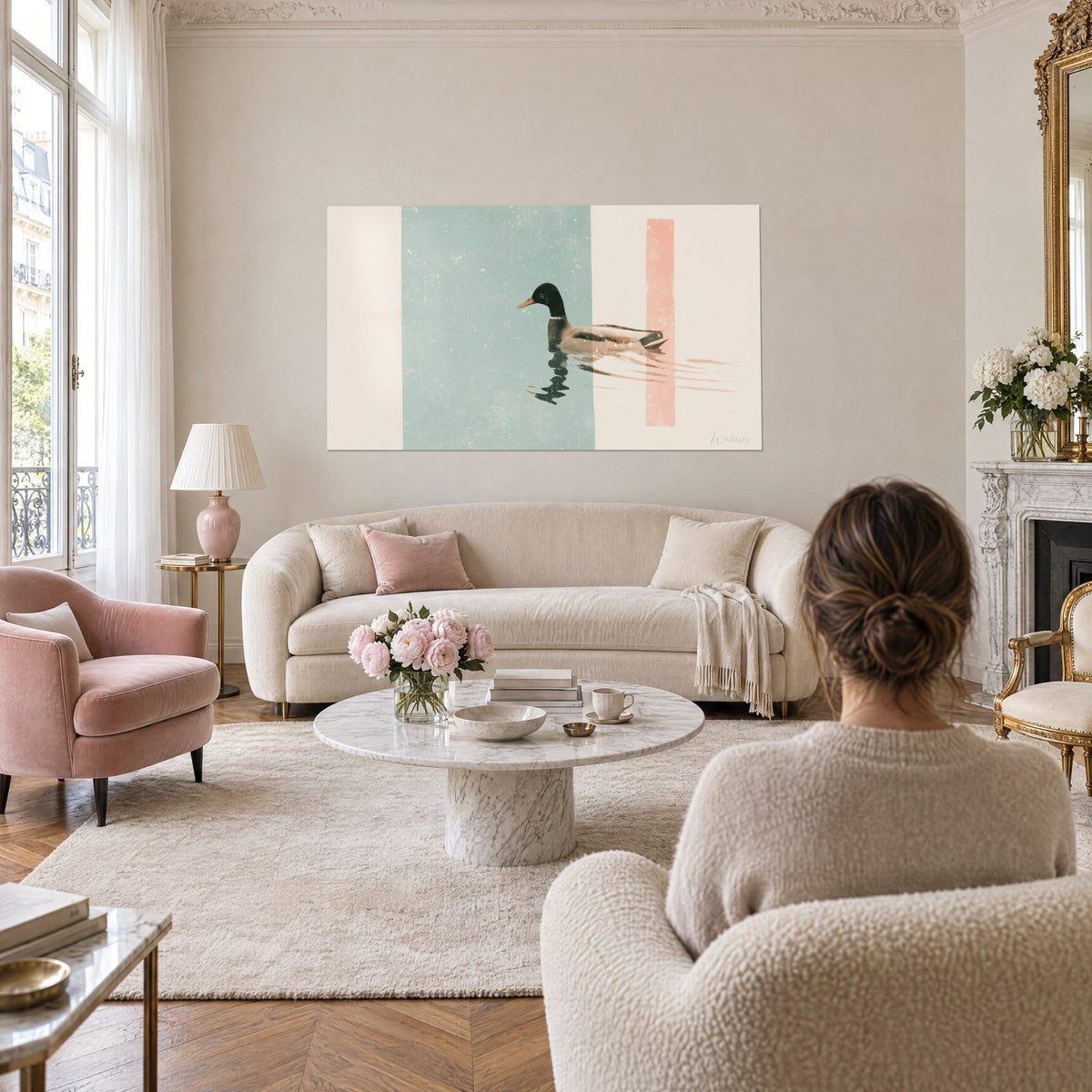 Tableau colvert glissant sur l'eau vert d'eau, bande corail verticale, au-dessus d'un canapé dans un salon lumineux