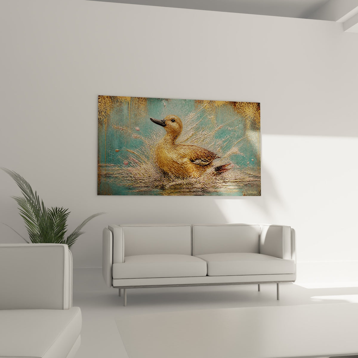Plumage cuivré et bec anthracite d'un canard en mouvement, au-dessus d'un canapé dans un salon lumineux