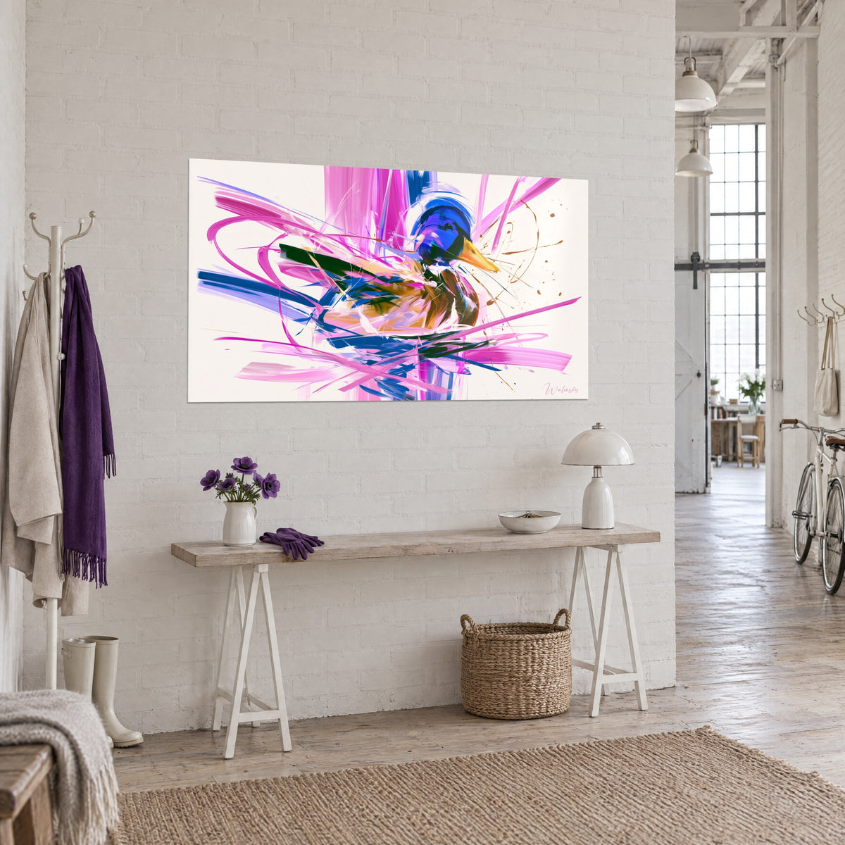 Gemälde Wasservogel in magentafarbenen und indigoblauen Pinselstrichen, violetter Kopf, cremefarbener Hintergrund, an einer weißen Ziegelwand