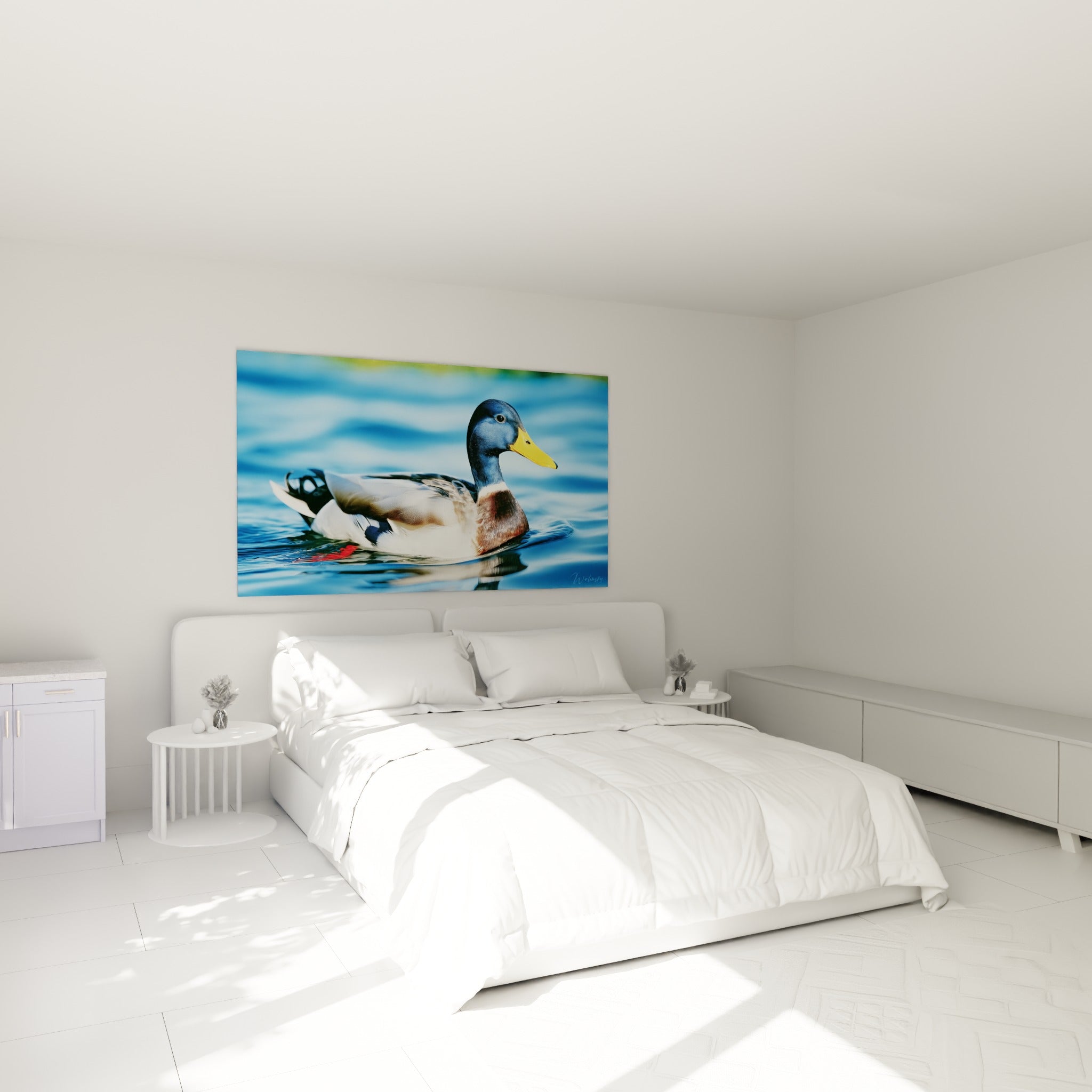 Colvert bleu marine et brun terracotta accroché au-dessus d'un lit dans une chambre claire