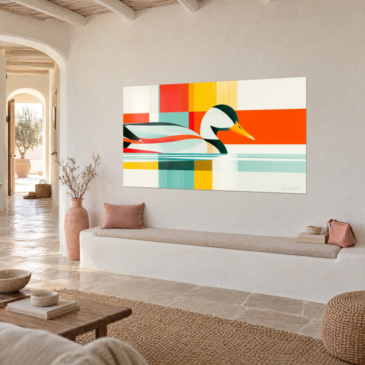 Tableau oiseau aquatique blanc aux courbes vert sombre, bandes orangées et jaunes, sur mur chaulé d'une maison méditerranéenne