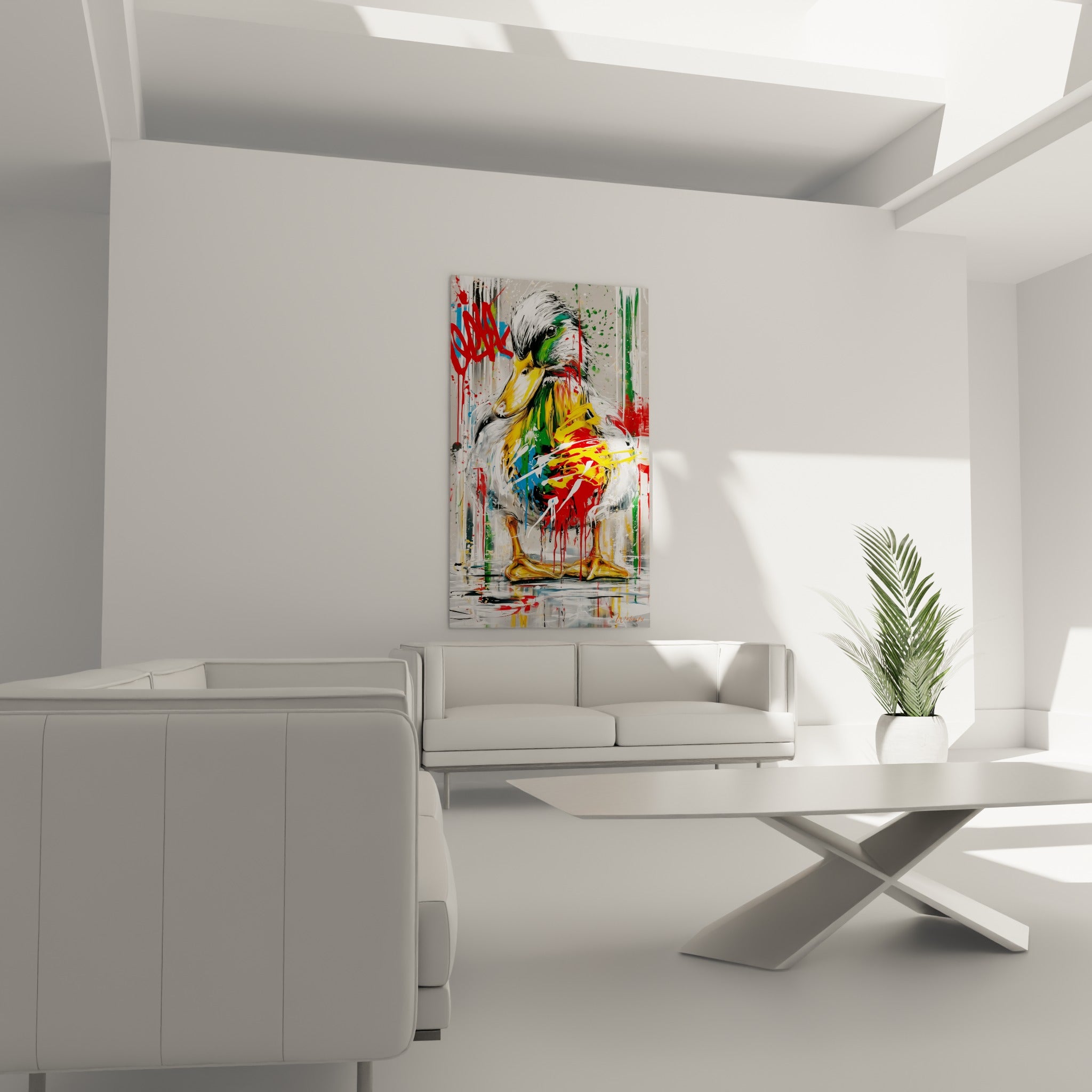 Bec jaune vif et plumage tacheté de rouge et vert suspendus au-dessus d'un canapé dans un salon lumineux