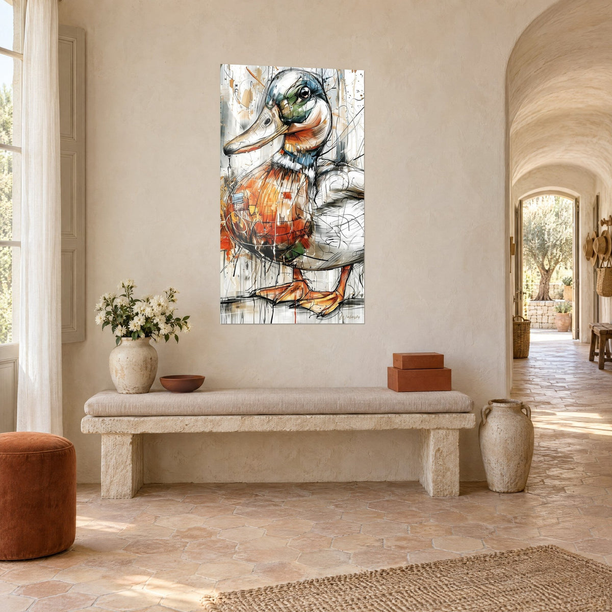 Tableau palmipède aux traits d'encre noire, poitrail orange et tête bleu-vert, sur un mur crème d'un mas provençal