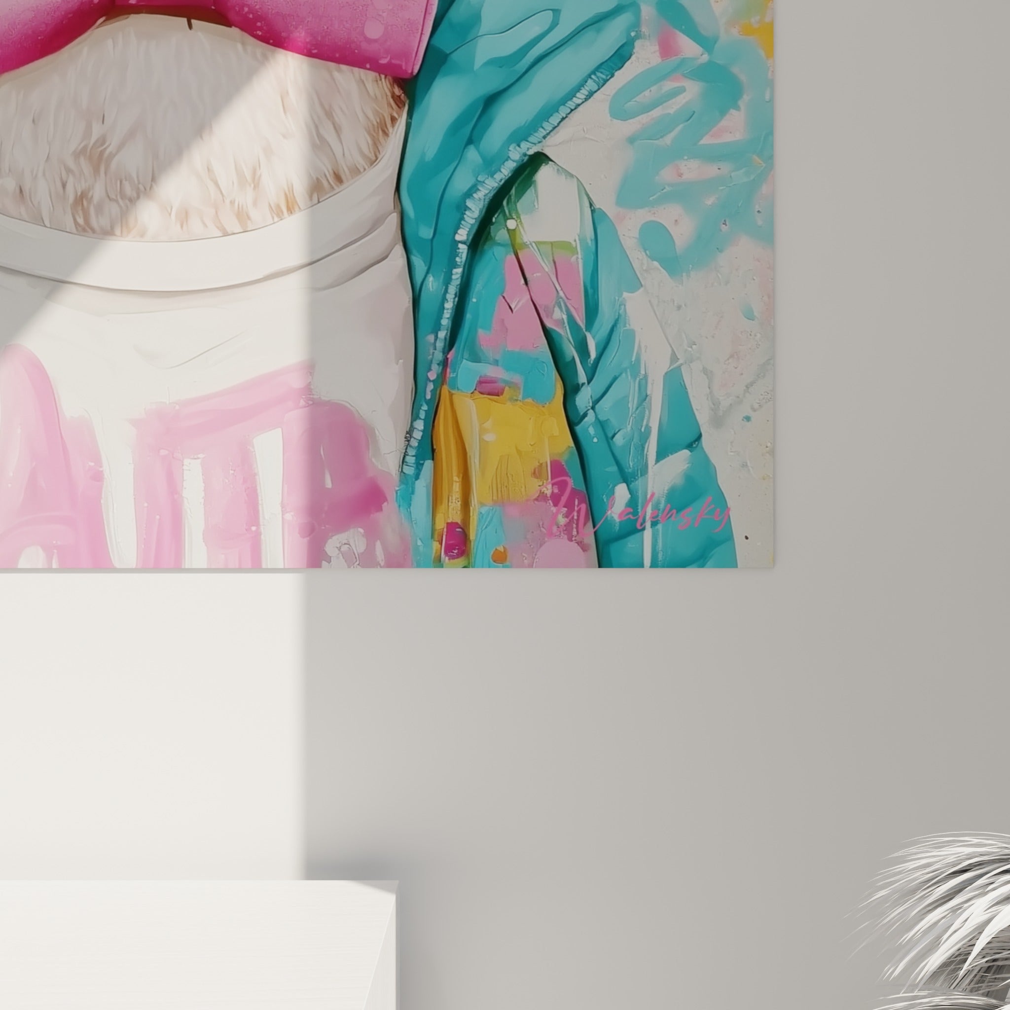 Détail du bec jaune orangé et des coulures roses sur fond gris texturé de ce tableau canard graffiti