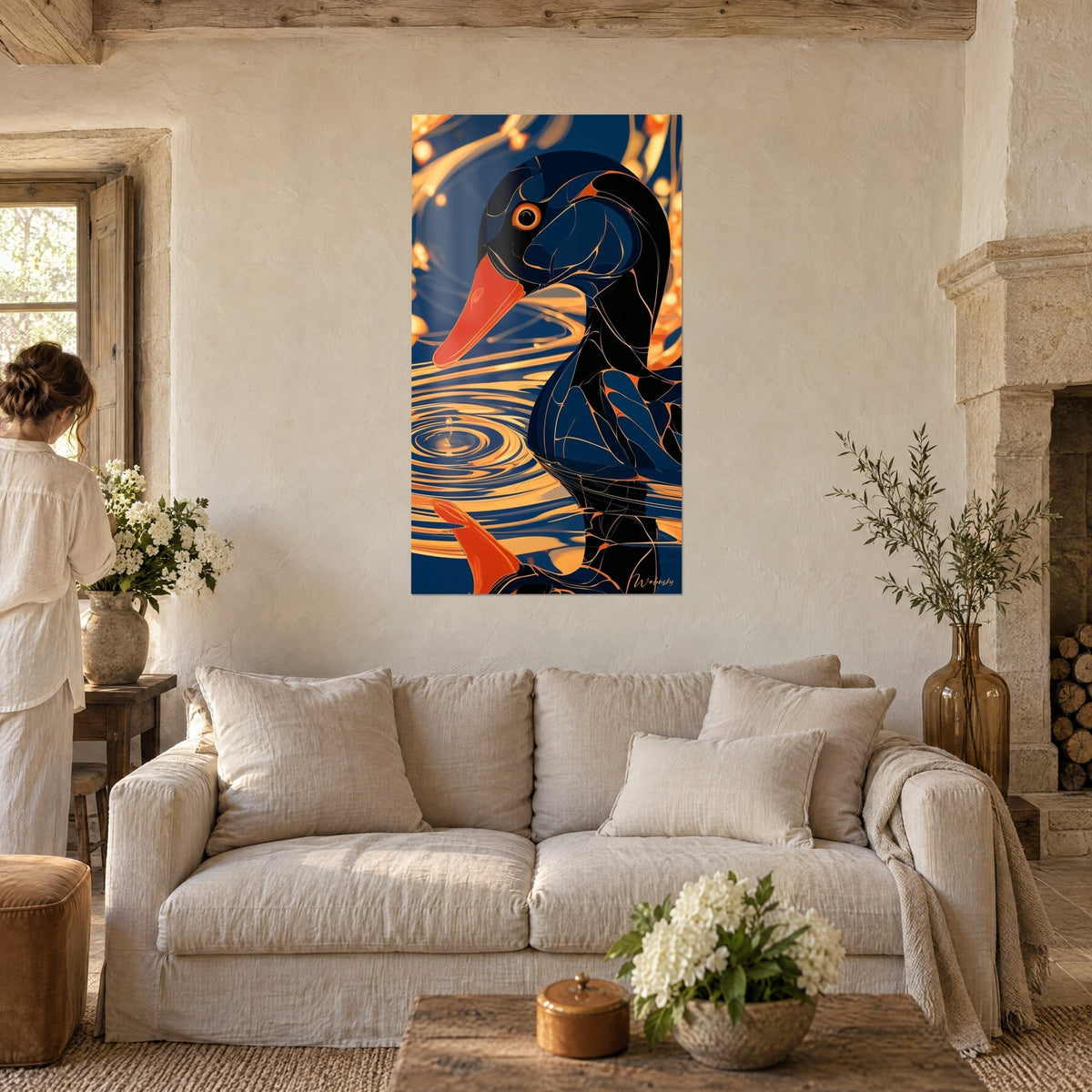 Tableau canard noir à bec orange cerné de filets dorés, ondes cuivrées et bleu marine, au-dessus d'un canapé dans un salon lumineux