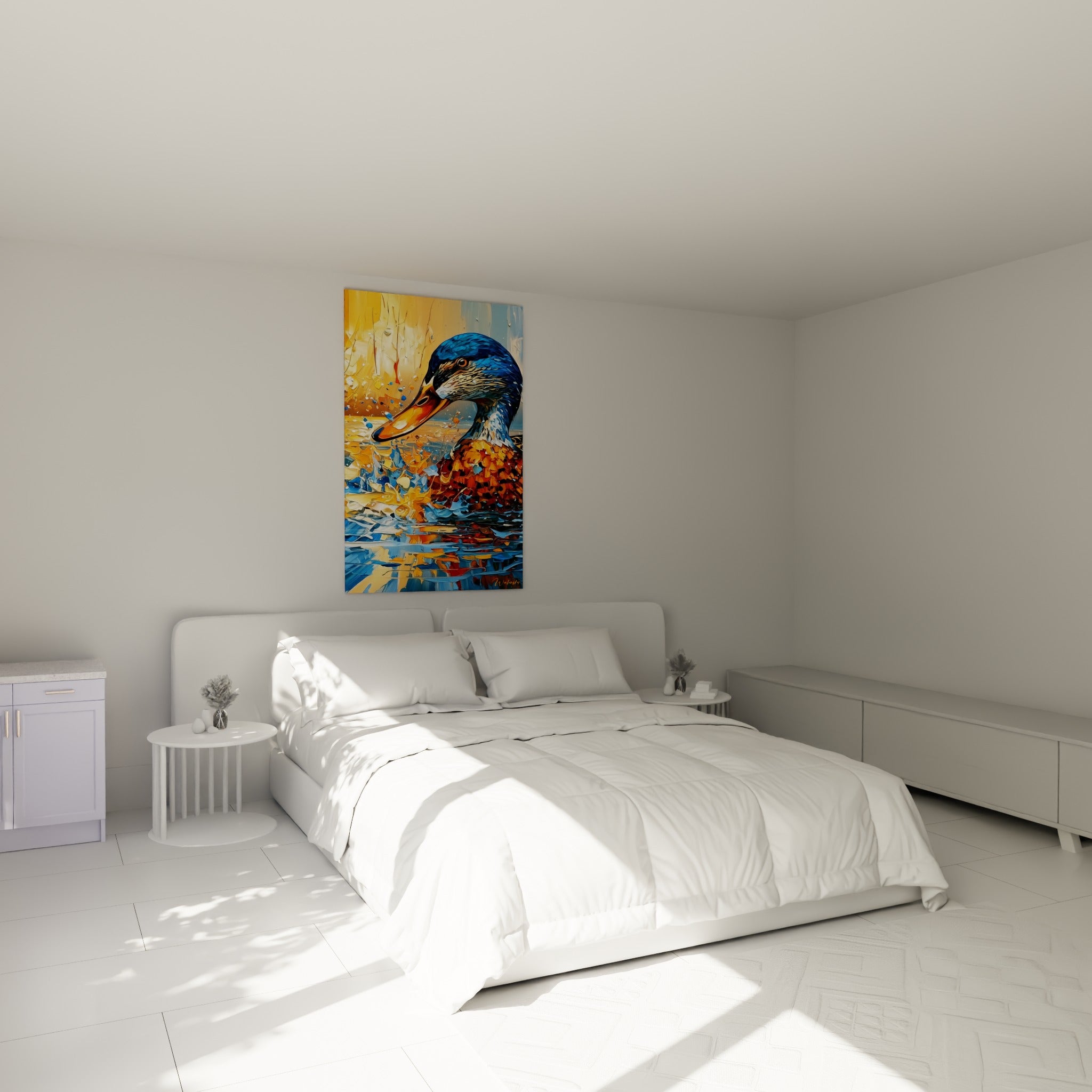Tête de canard colvert bleu marine et orange, plumage détaillé, au-dessus d'un lit dans une chambre claire
