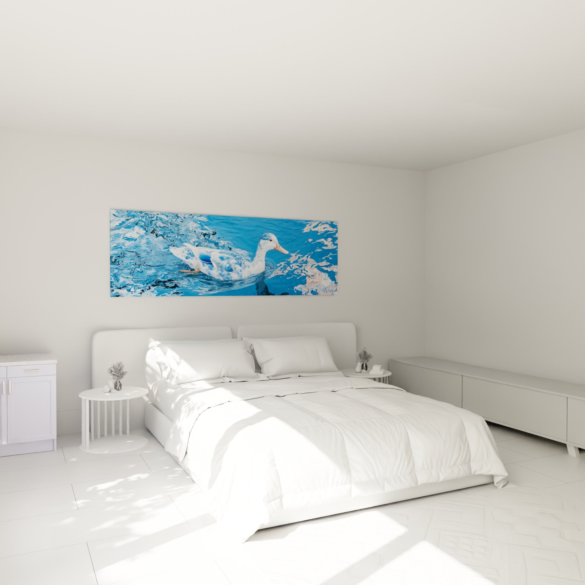 Canard aux reflets bleus et bec orange au-dessus d'un lit dans une chambre claire
