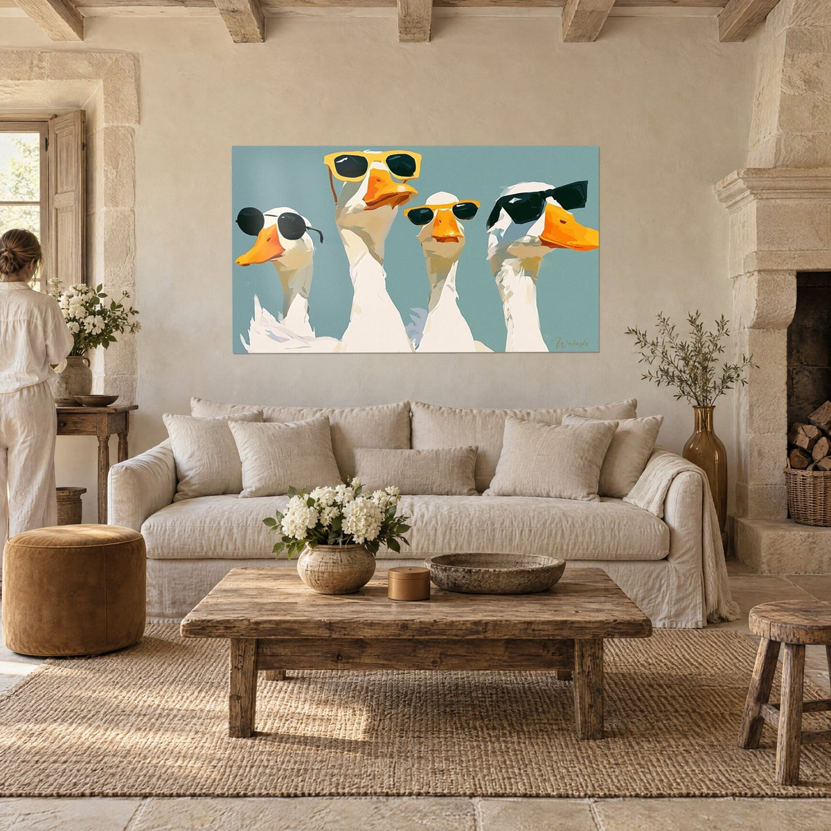 Schilderij kwartet witte ganzen met zwarte en gele zonnebrillen, blauwgrijze achtergrond, oranje snavels, persoon van achteren, boven een bank in een lichte woonkamer