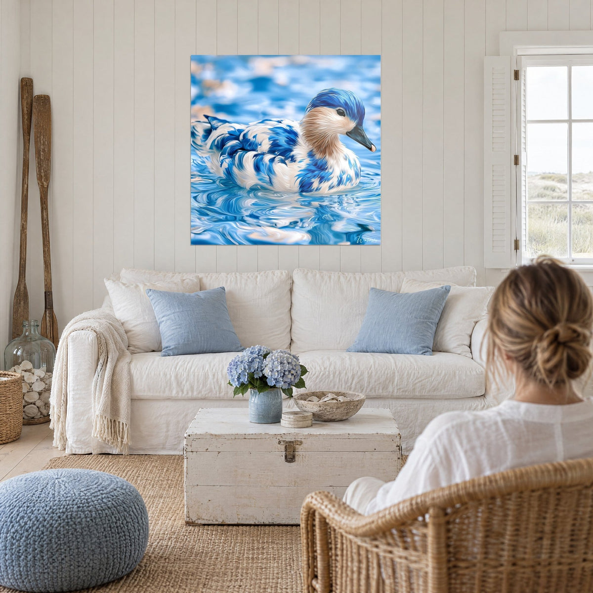 Tableau canard bleu cobalt aux plumes ondulées, bec ardoise et nuque beige, nage sereine, au-dessus d'un canapé dans un salon lumineux