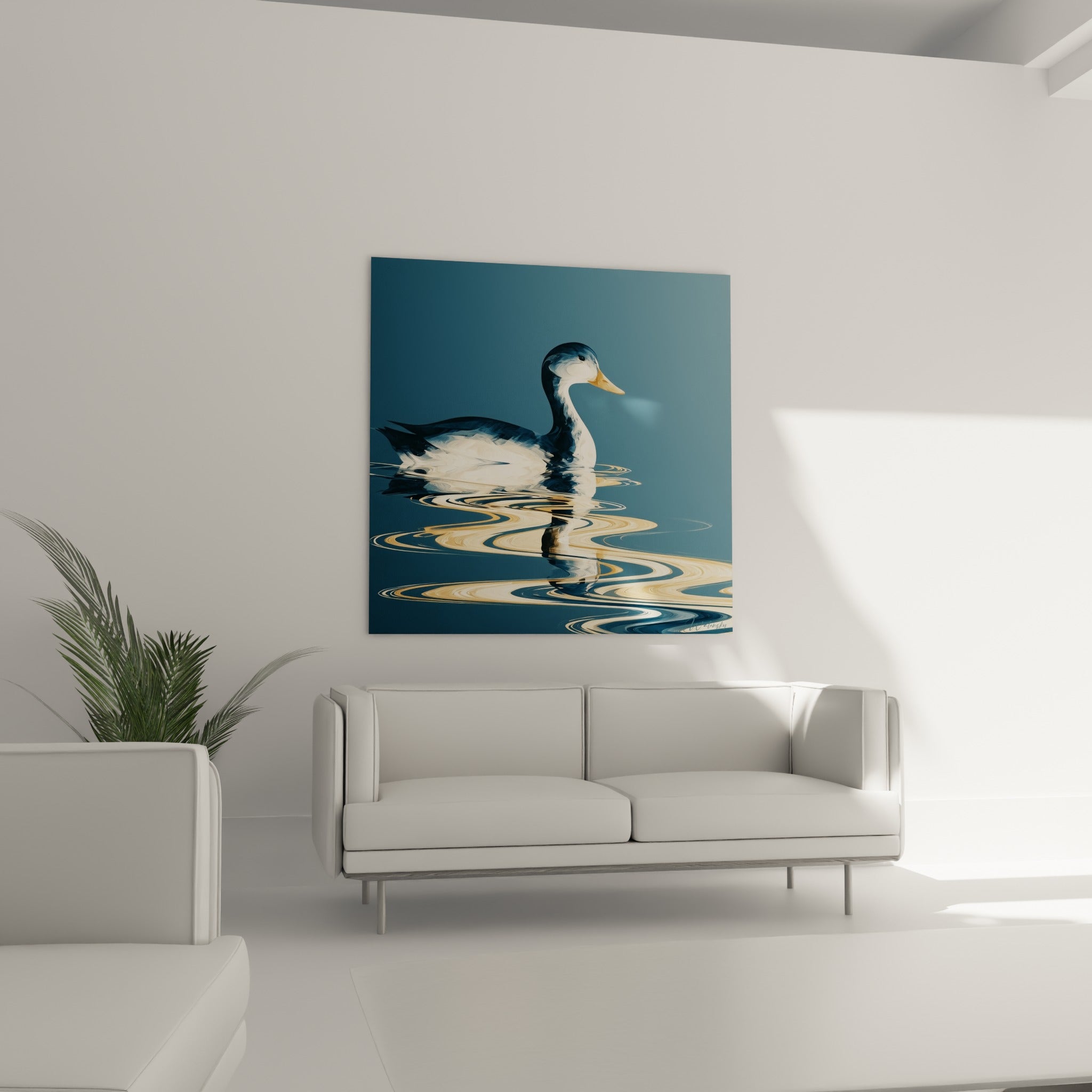 Oiseau aquatique bleu nuit et doré positionné au-dessus d'un canapé dans un salon lumineux
