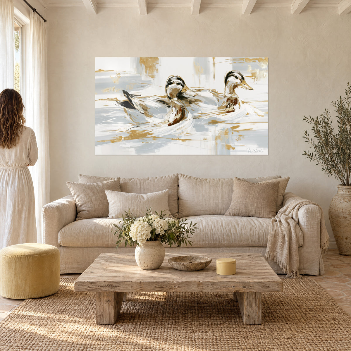 Tableau couple de canards colverts glissant sur l'eau, plumes blanches et touches dorées, gris perle, au-dessus d'un canapé dans un salon lumineux