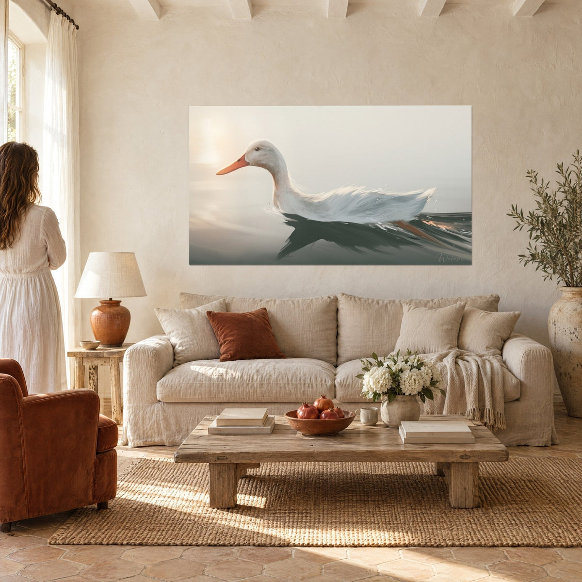 Schilderij van een witte eend die over grijsgroen water glijdt, oranje snavel, weerspiegeling van raamroeden, boven een bank in een lichte woonkamer
