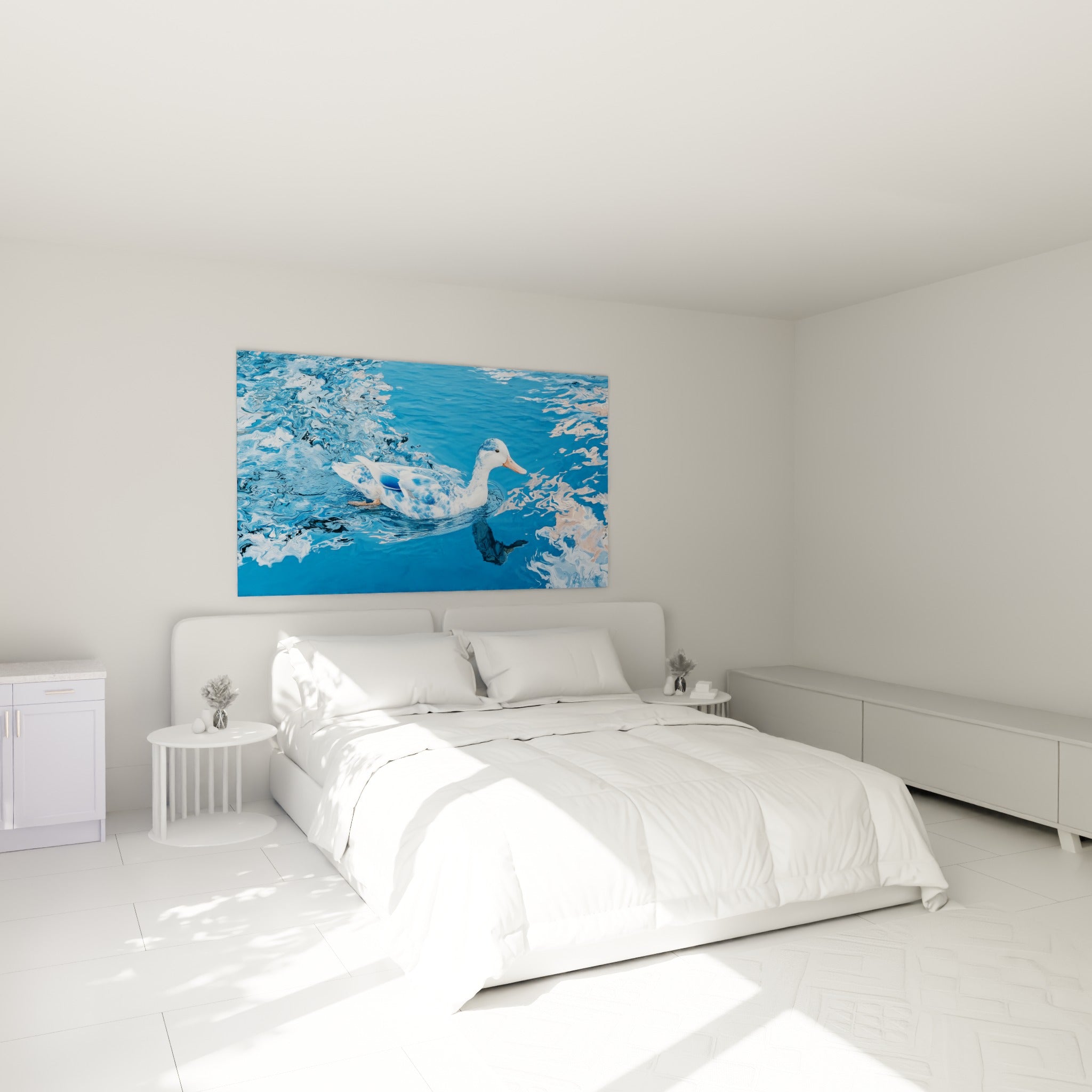 Nage paisible d'un canard bleu marine et blanc, accrochée au-dessus d'un lit dans une chambre claire