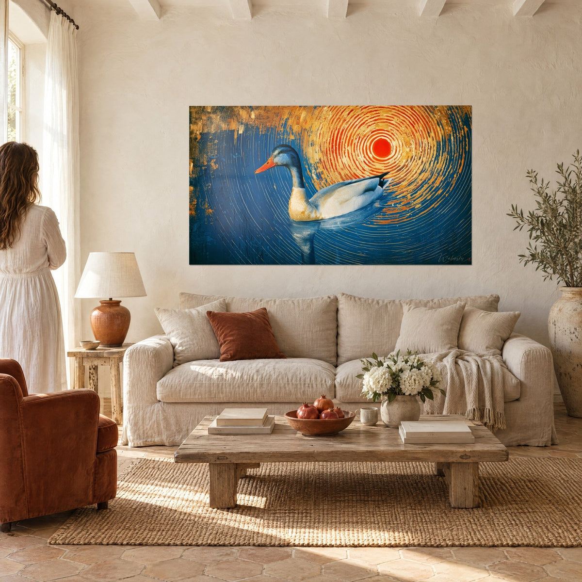 Tableau canard blanc glissant sur une eau bleu cobalt, soleil rouge cerclé d'or en fond, femme de dos au-dessus d'un canapé dans un salon lumineux