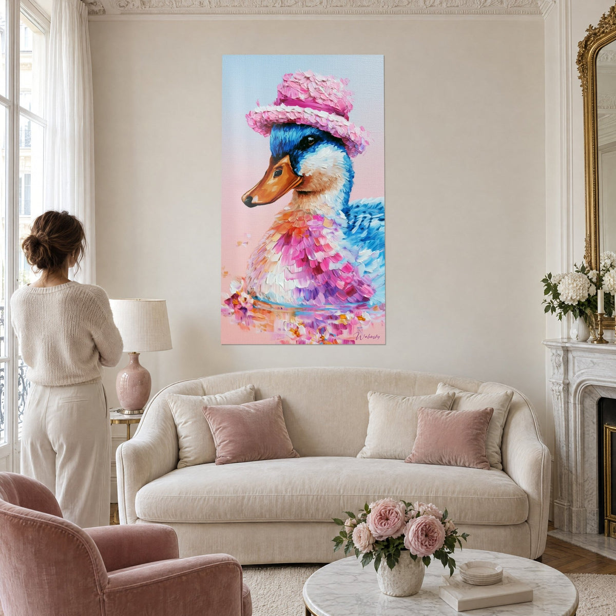 Tableau canard bleu cobalt coiffé d'un chapeau rose pastel, plumage fuchsia et crème, au-dessus d'un canapé dans un salon lumineux