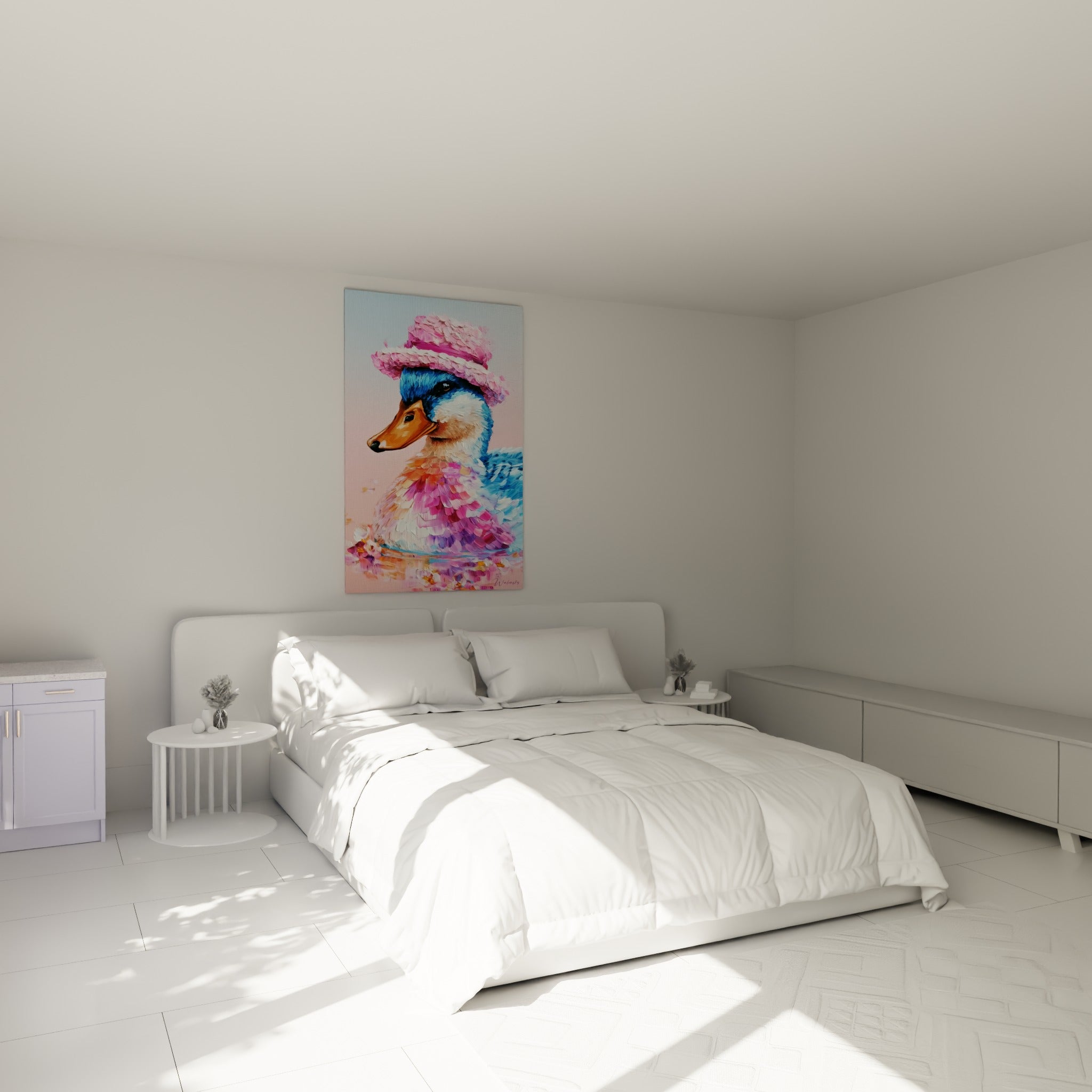 Canard coiffé de rose poudré et bleu marine, accroché au-dessus d'un lit dans une chambre claire