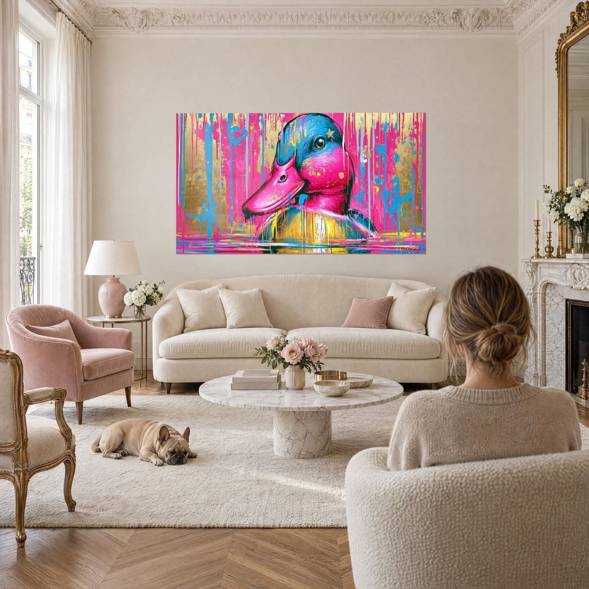 Quadro di un uccello fucsia dal becco lucido, colature blu e sfondo dorato, sopra un divano in un soggiorno luminoso