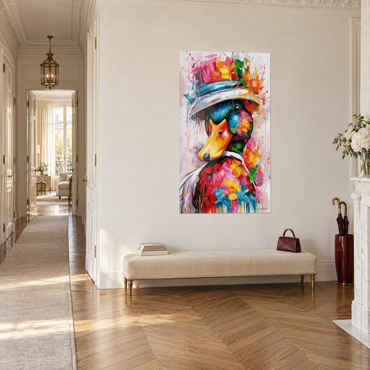 Quadro germano reale con cilindro rosa, blu e giallo, piumaggio multicolore, appeso in un corridoio haussmanniano