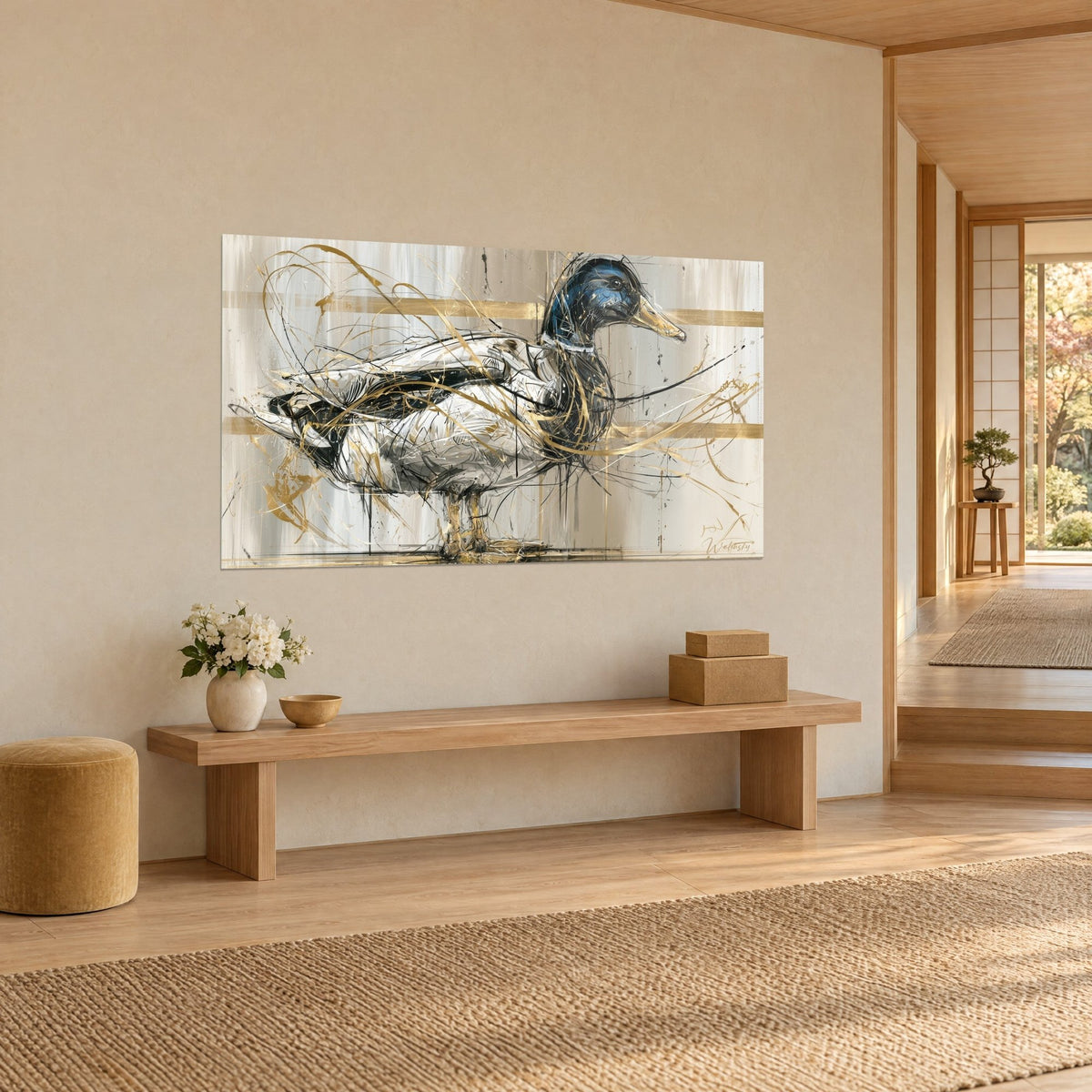 Tableau canard aux plumes blanches rehaussées d'or, collier blanc sur cou bleu, bandes dorées horizontales, au-dessus d'un banc en bois clair