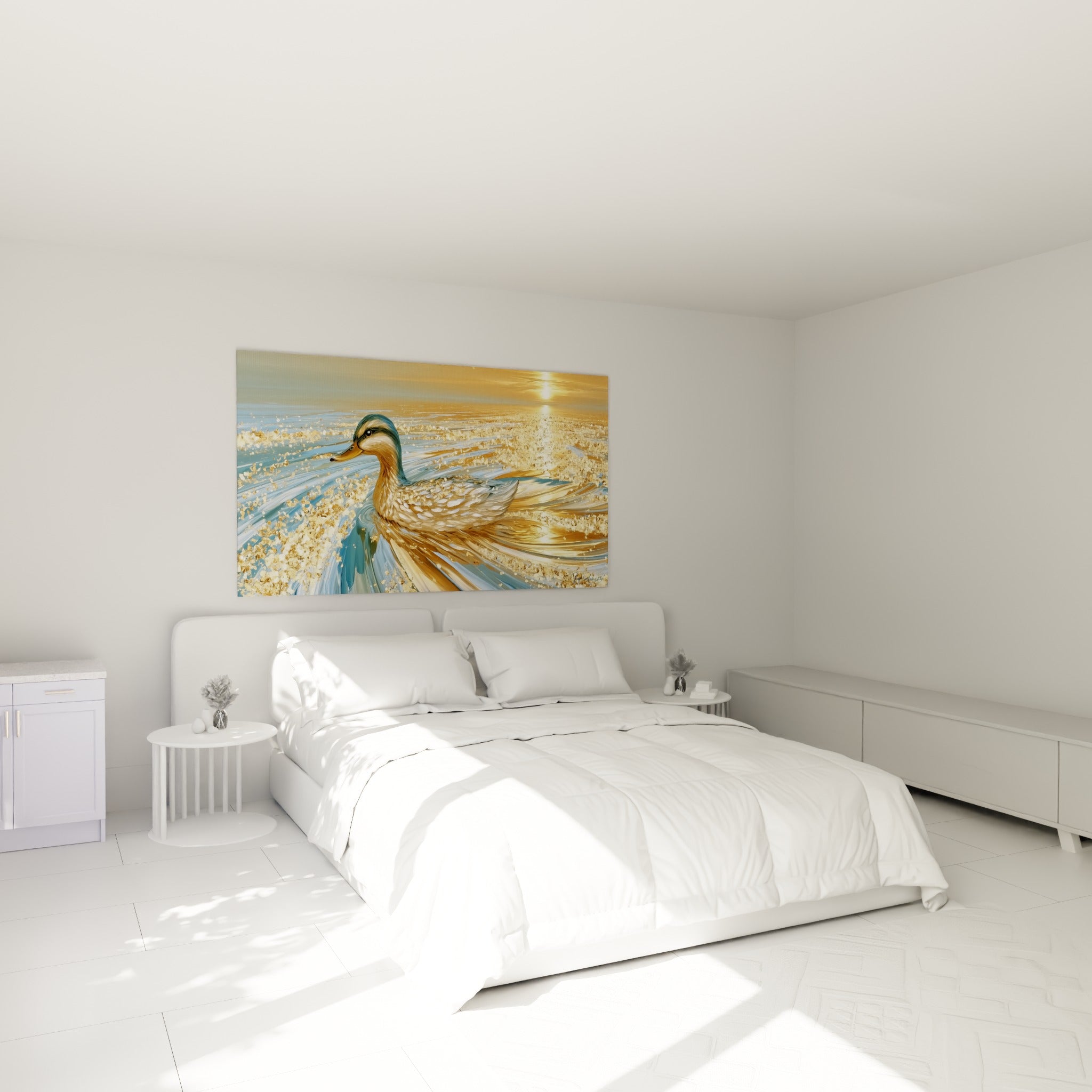 Canard doré glissant sur une eau dorée et bleu pastel, accroché au-dessus d'un lit dans une chambre claire